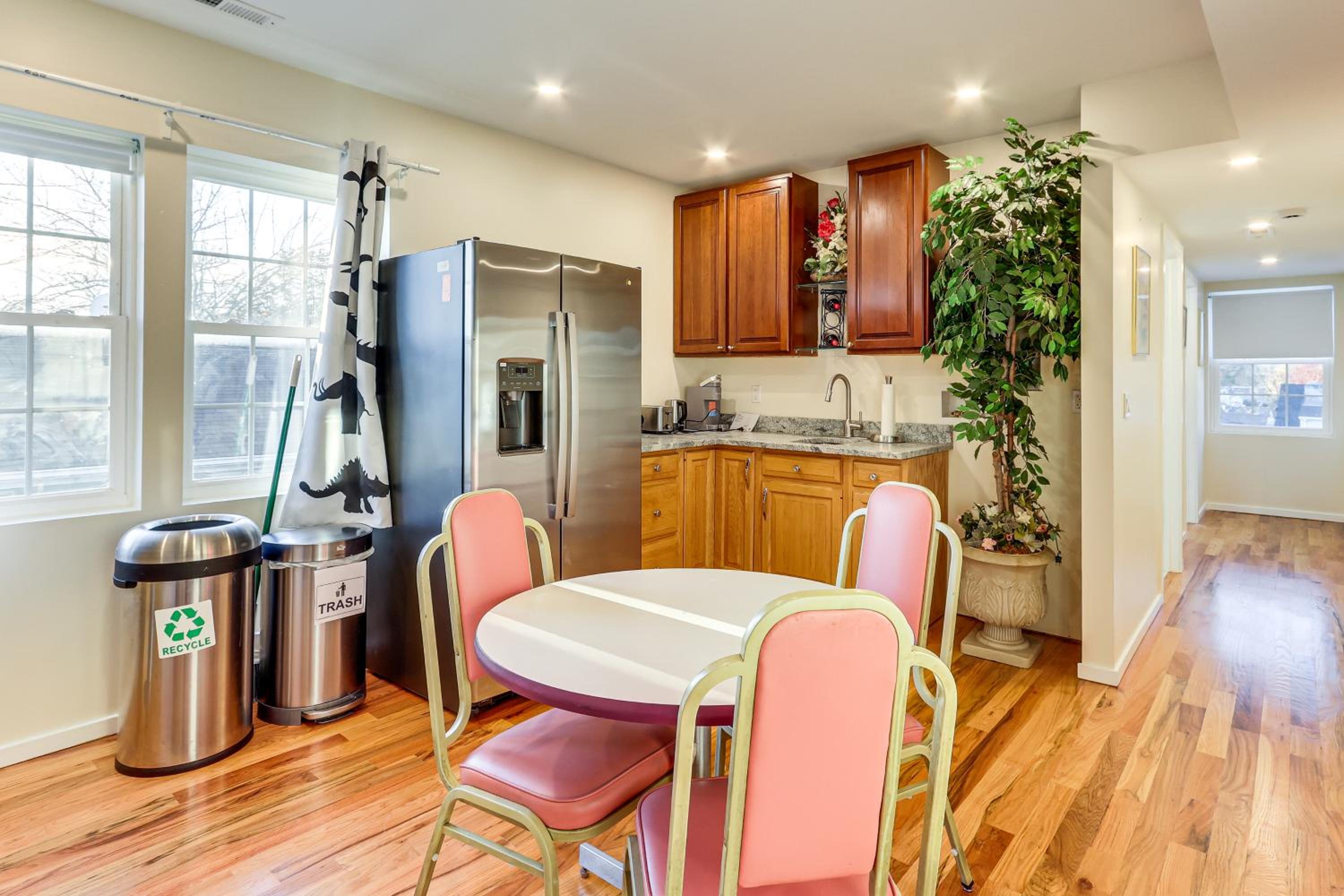 6 Mi to Dtwn New Haven Duplex with Shared Yard