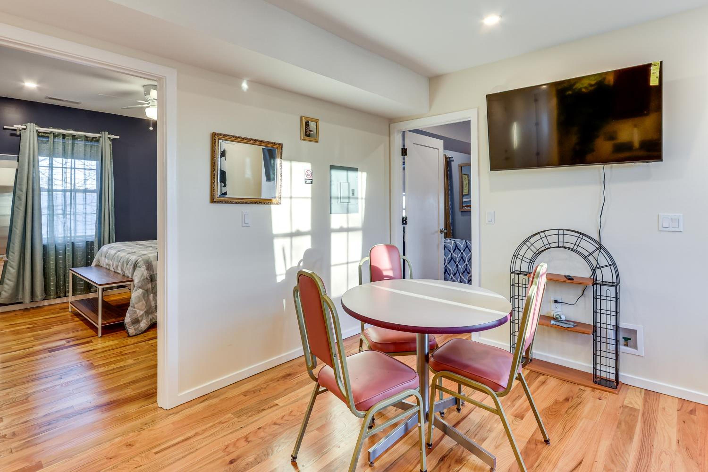 6 Mi to Dtwn New Haven Duplex with Shared Yard