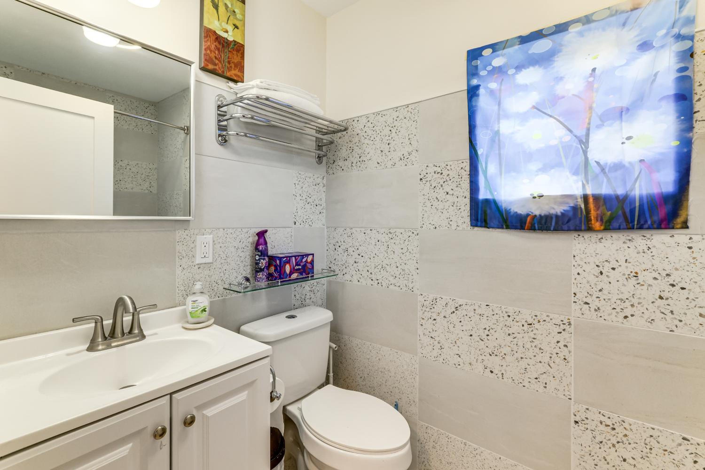 6 Mi to Dtwn New Haven Duplex with Shared Yard