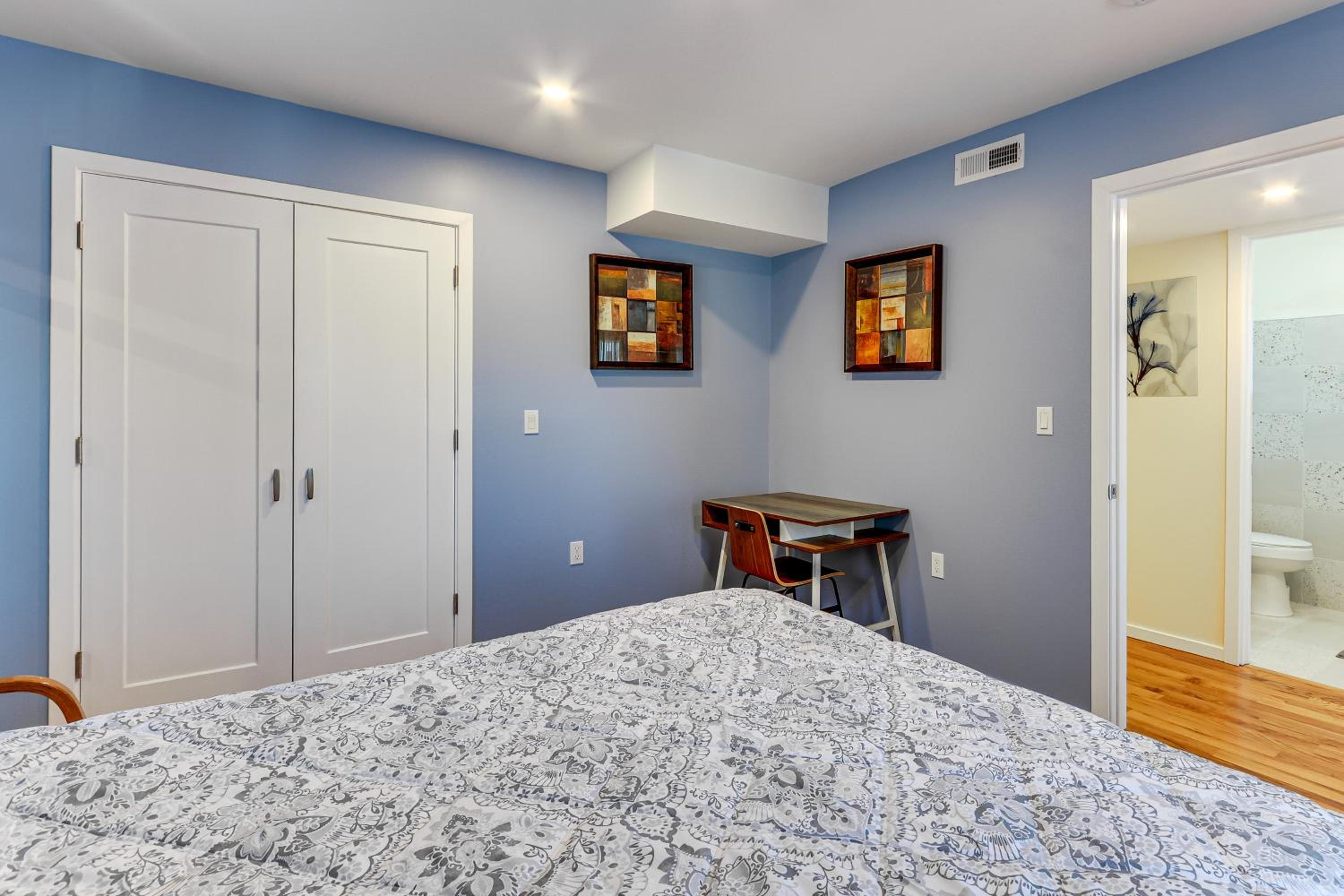 6 Mi to Dtwn New Haven Duplex with Shared Yard