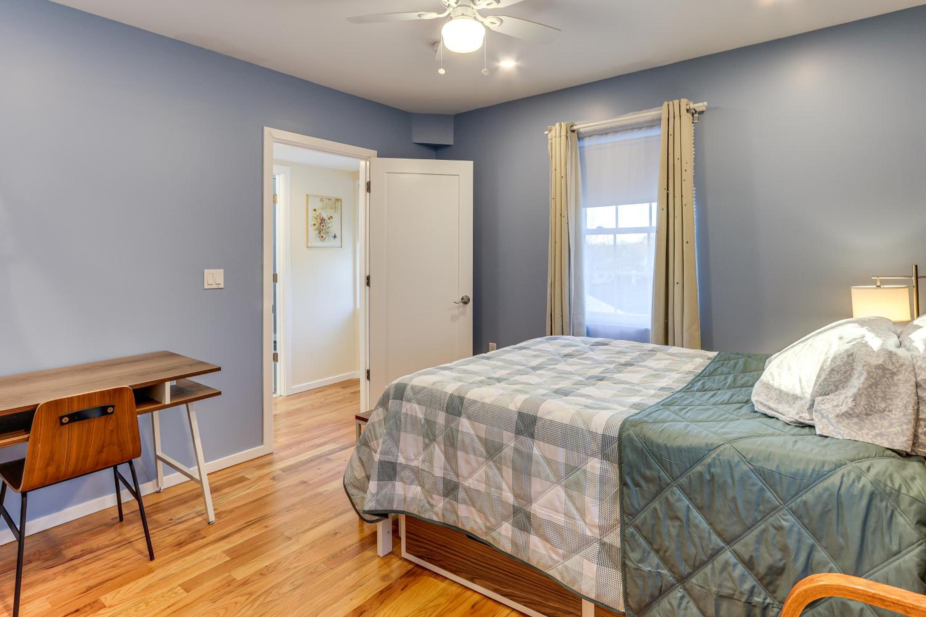 6 Mi to Dtwn New Haven Duplex with Shared Yard