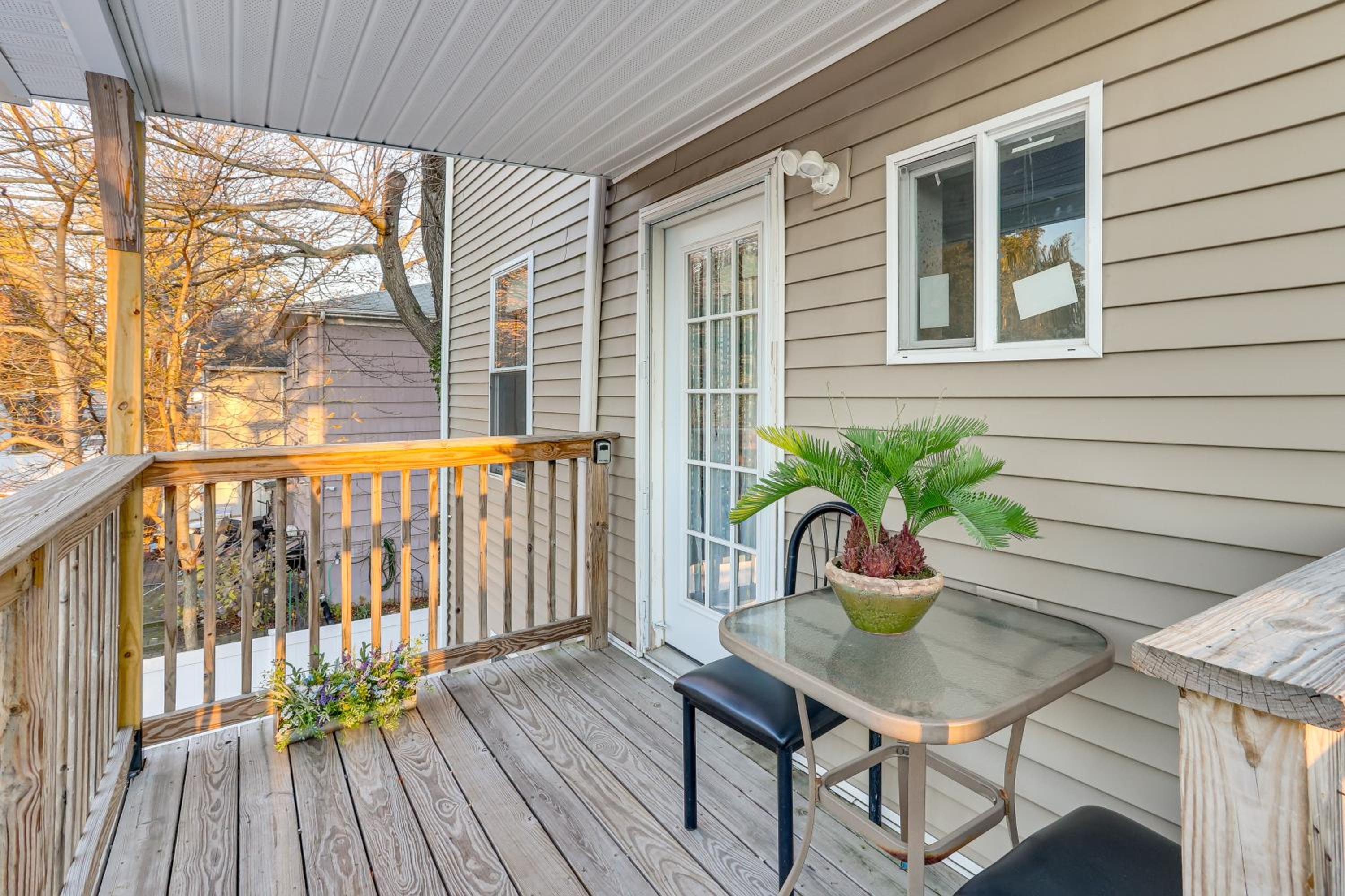 6 Mi to Dtwn New Haven Duplex with Shared Yard