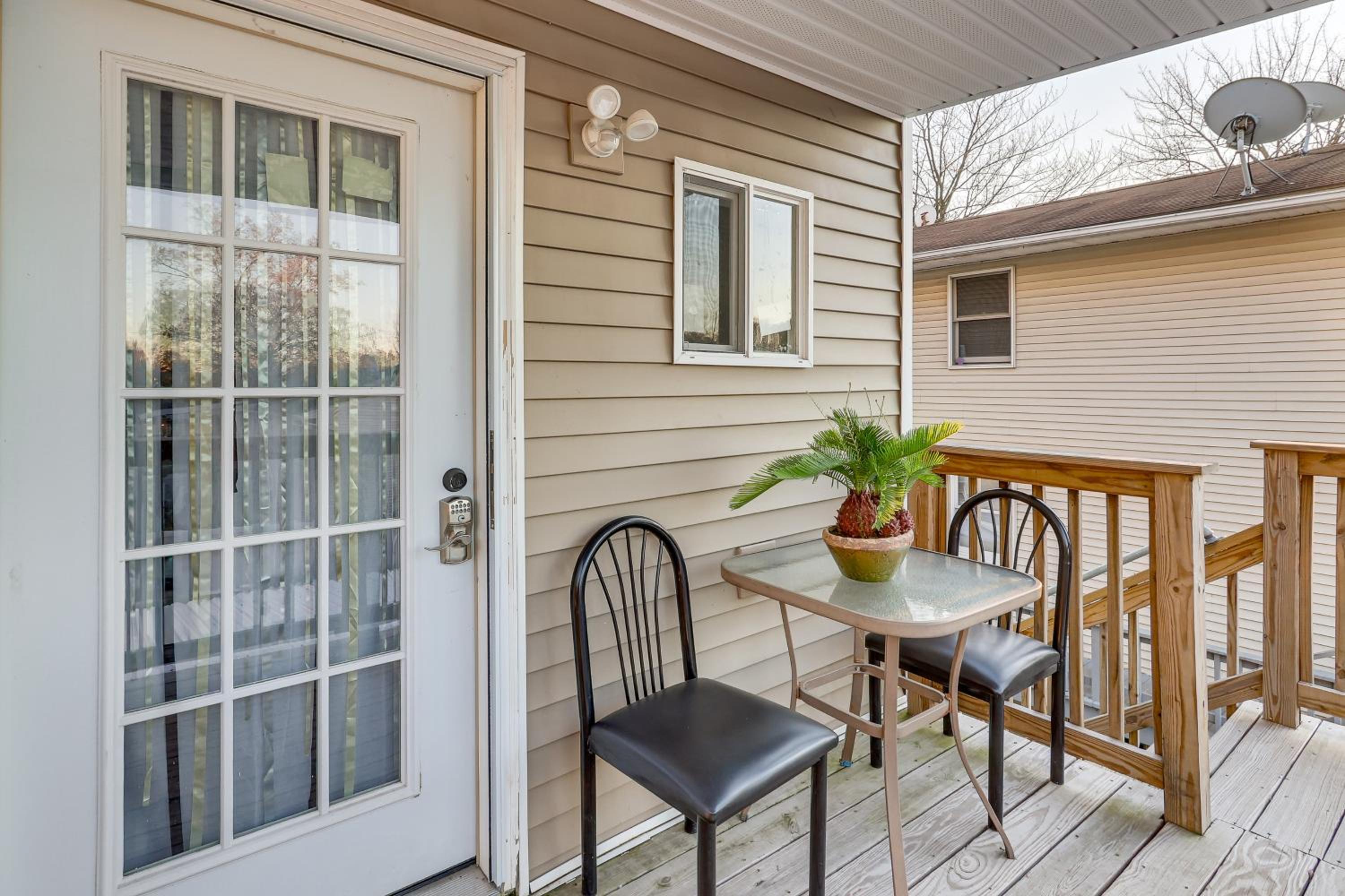 6 Mi to Dtwn New Haven Duplex with Shared Yard