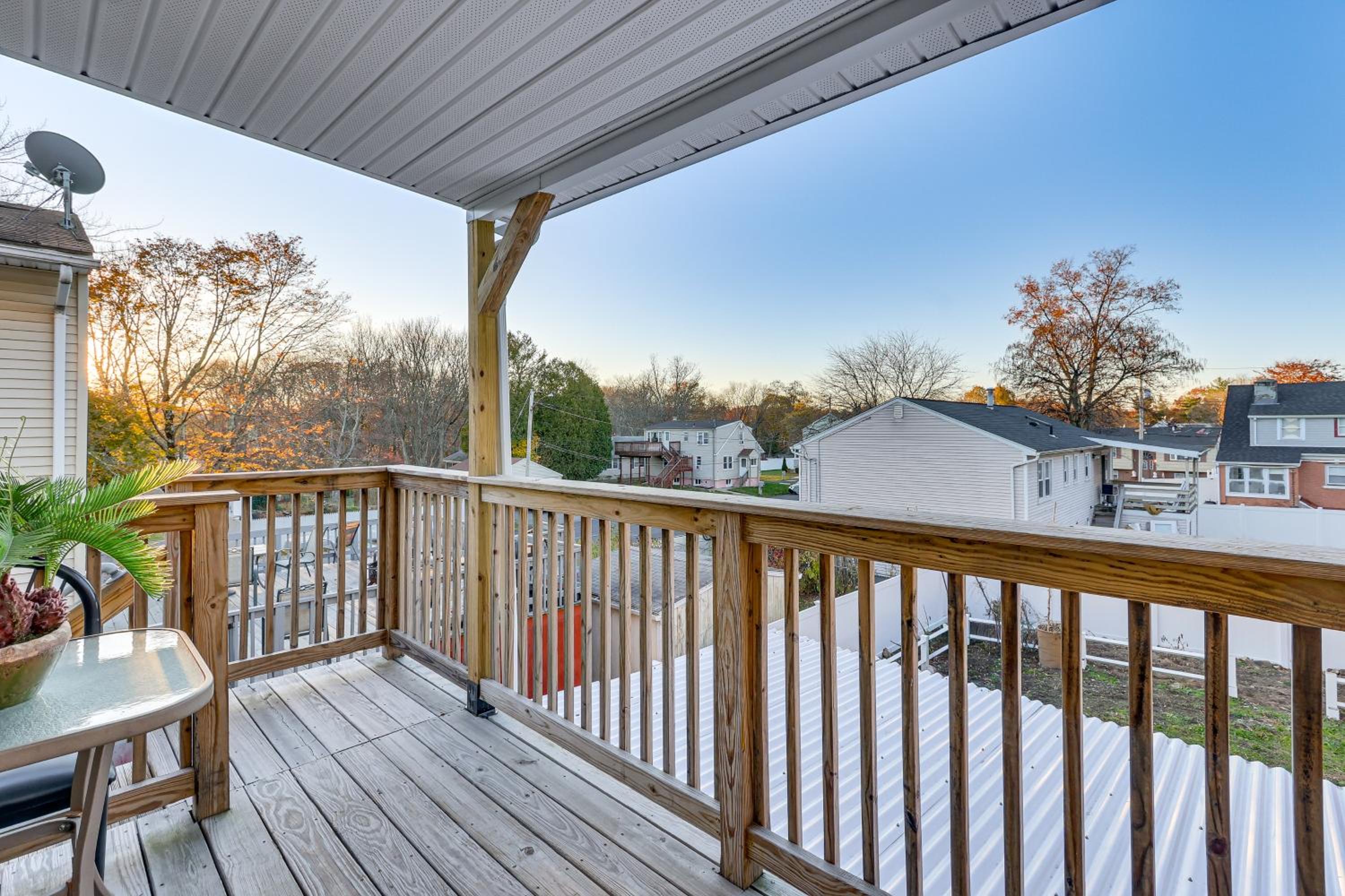 6 Mi to Dtwn New Haven Duplex with Shared Yard