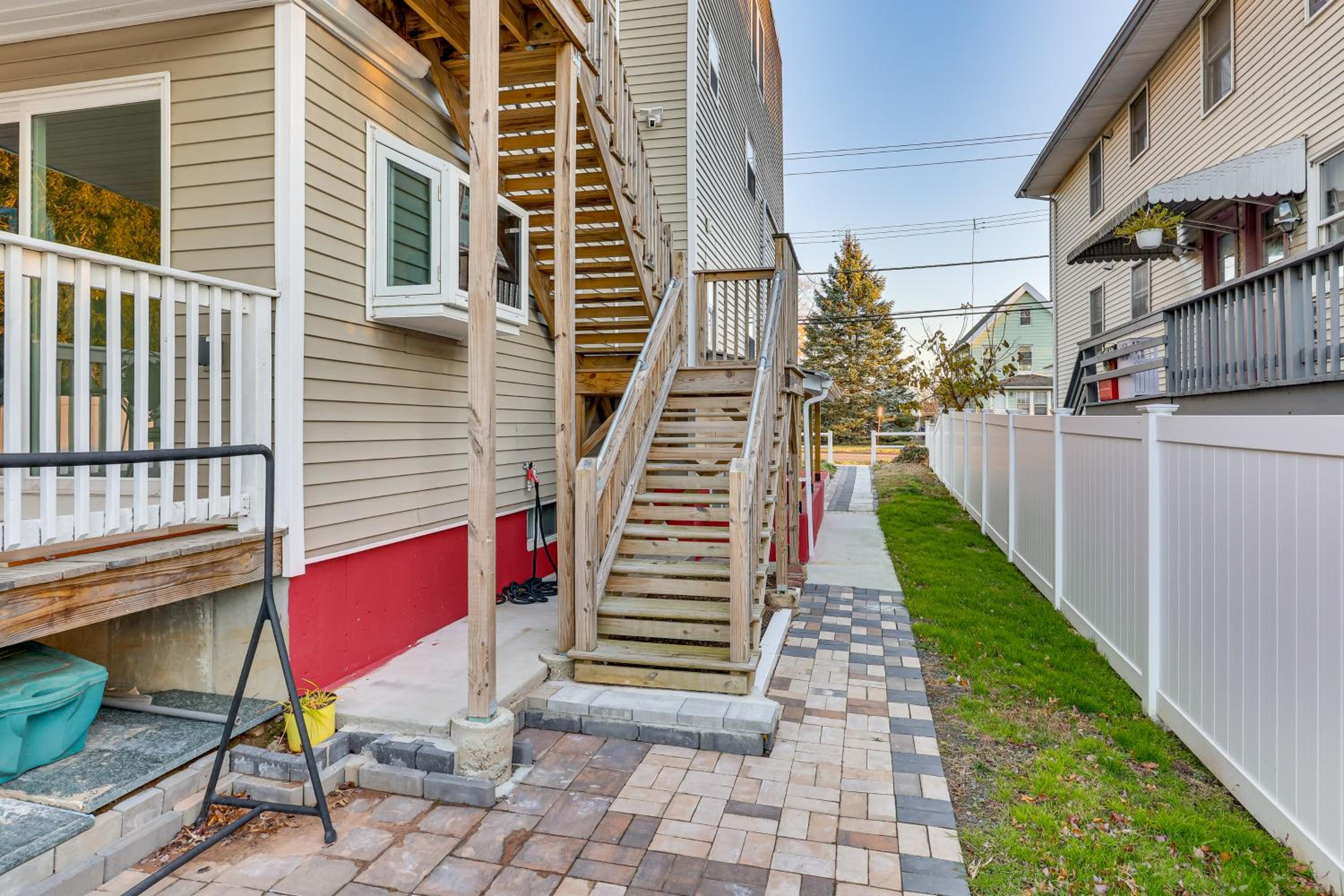 6 Mi to Dtwn New Haven Duplex with Shared Yard