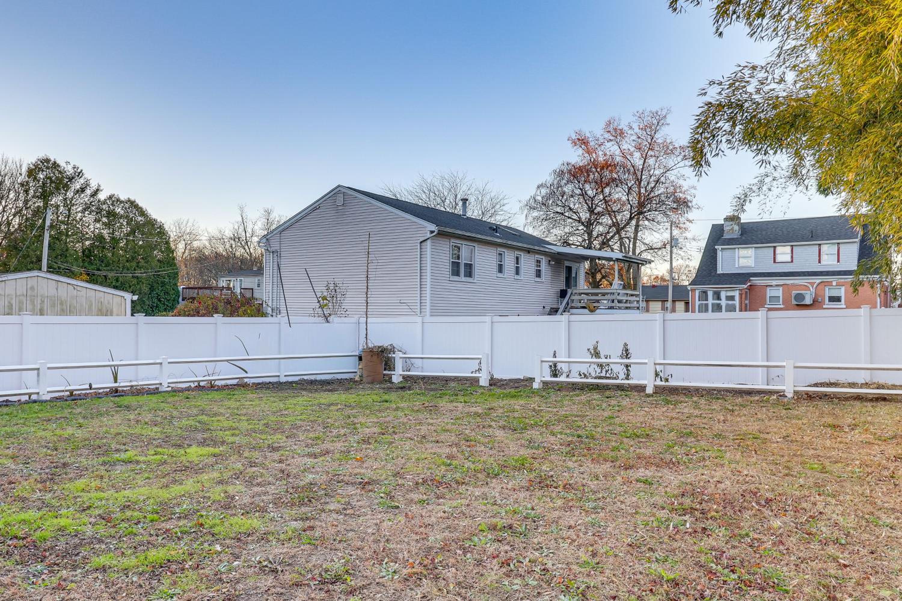 6 Mi to Dtwn New Haven Duplex with Shared Yard