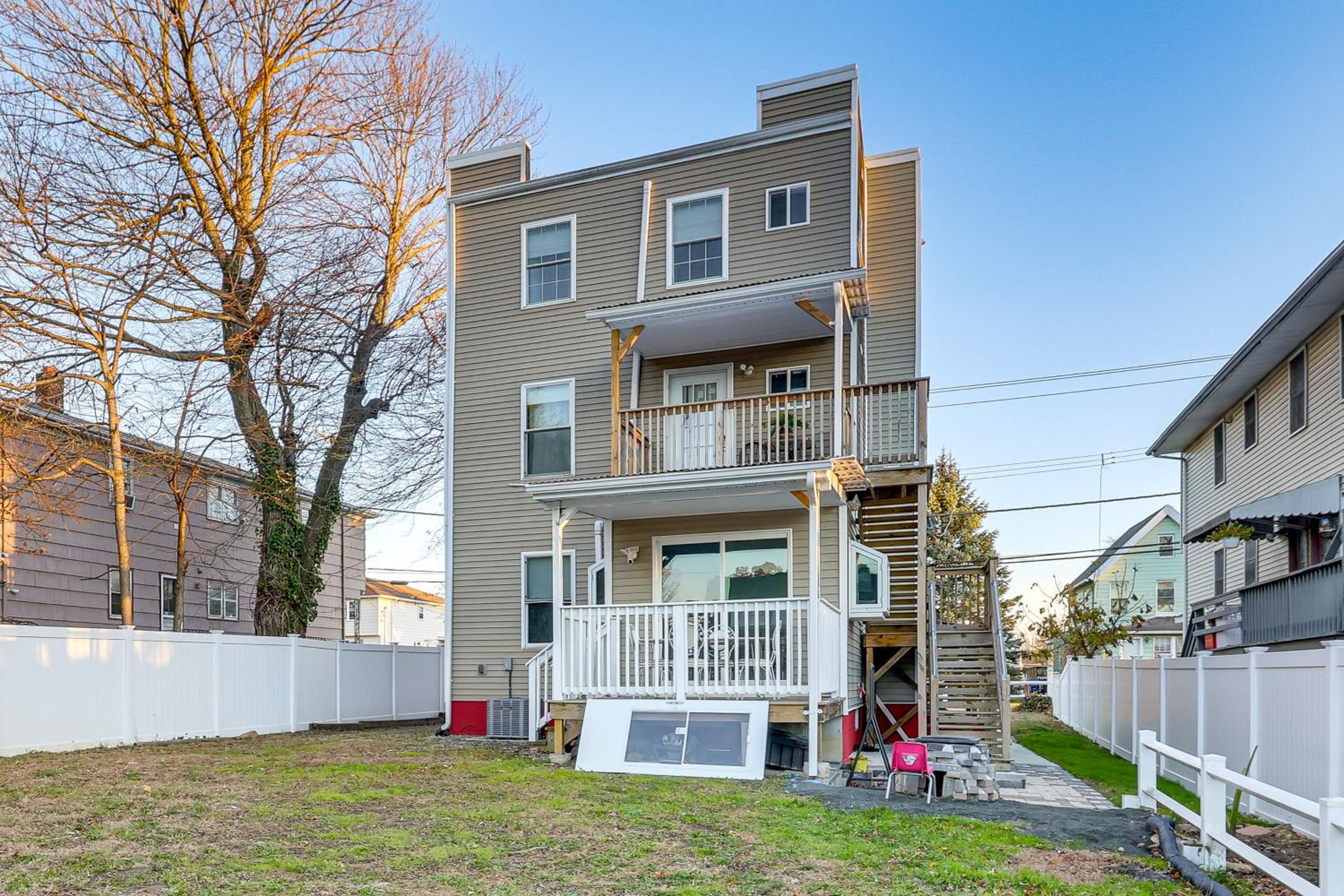 6 Mi to Dtwn New Haven Duplex with Shared Yard