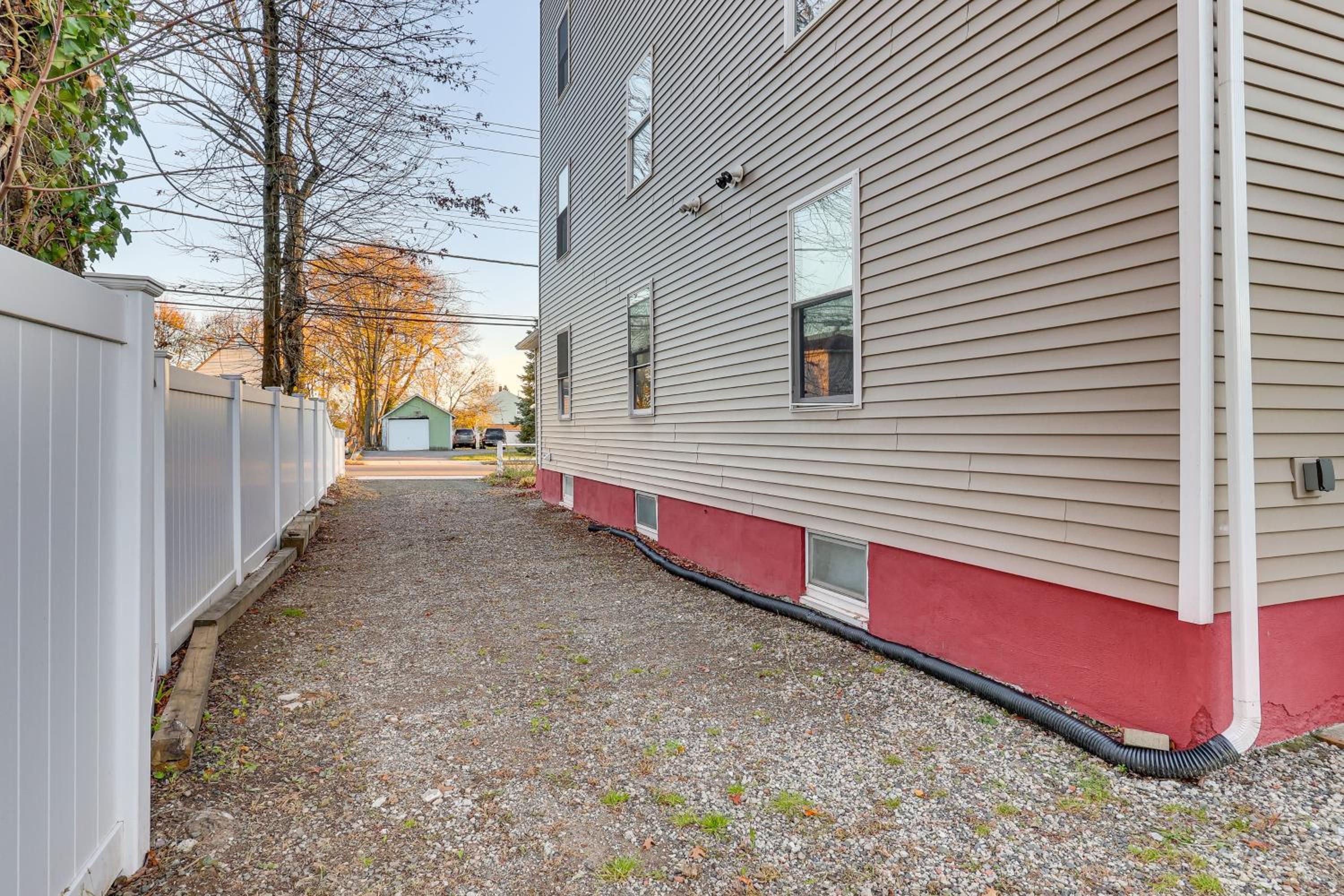 6 Mi to Dtwn New Haven Duplex with Shared Yard