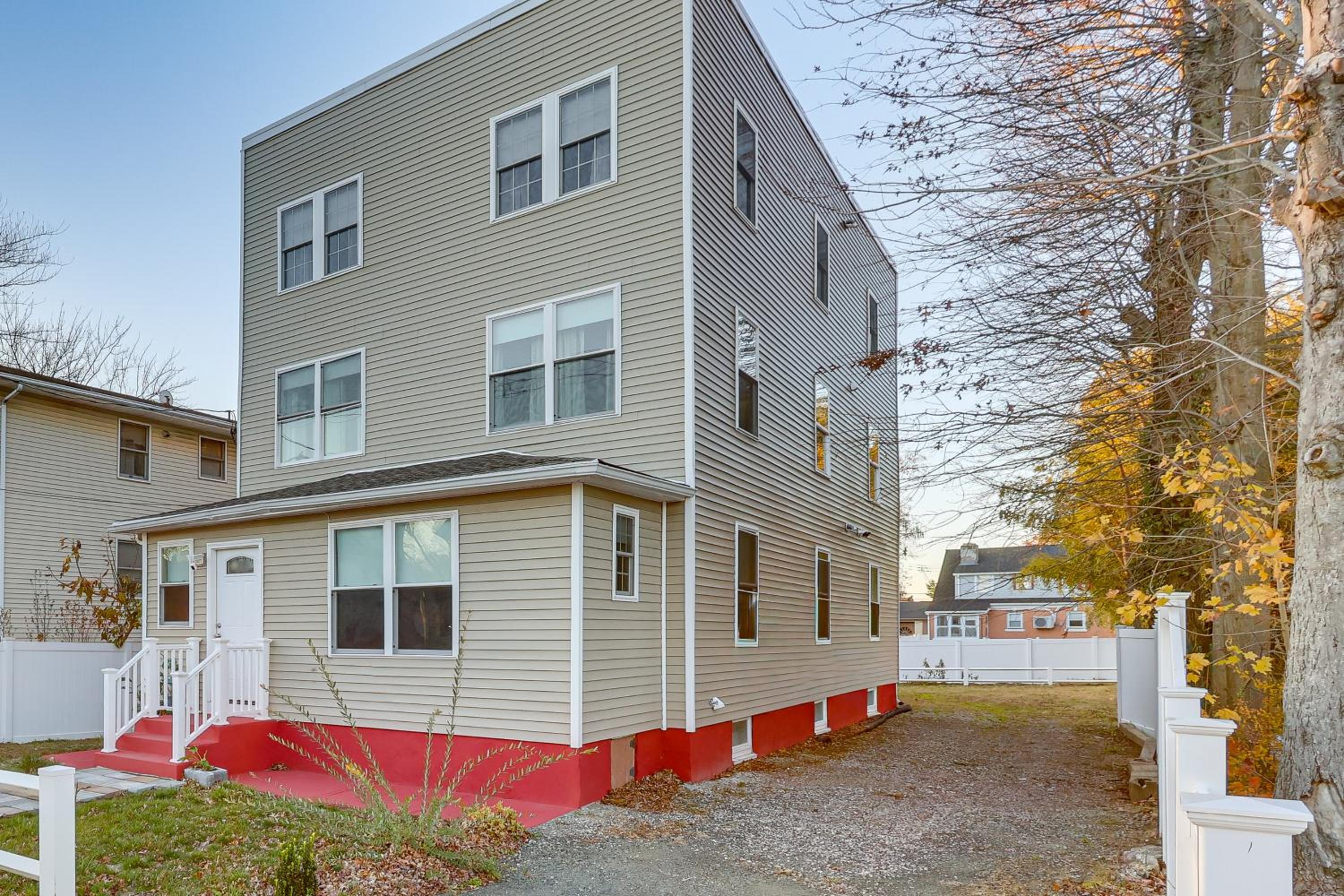 6 Mi to Dtwn New Haven Duplex with Shared Yard