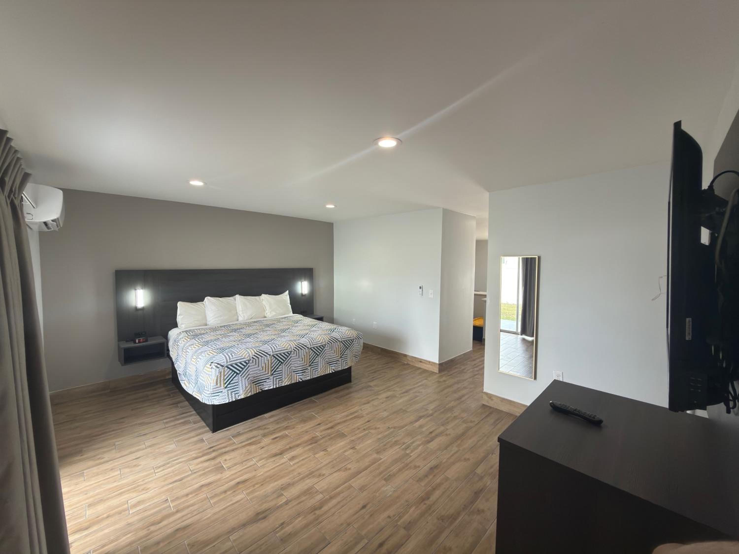 Englewood Inn & Suites