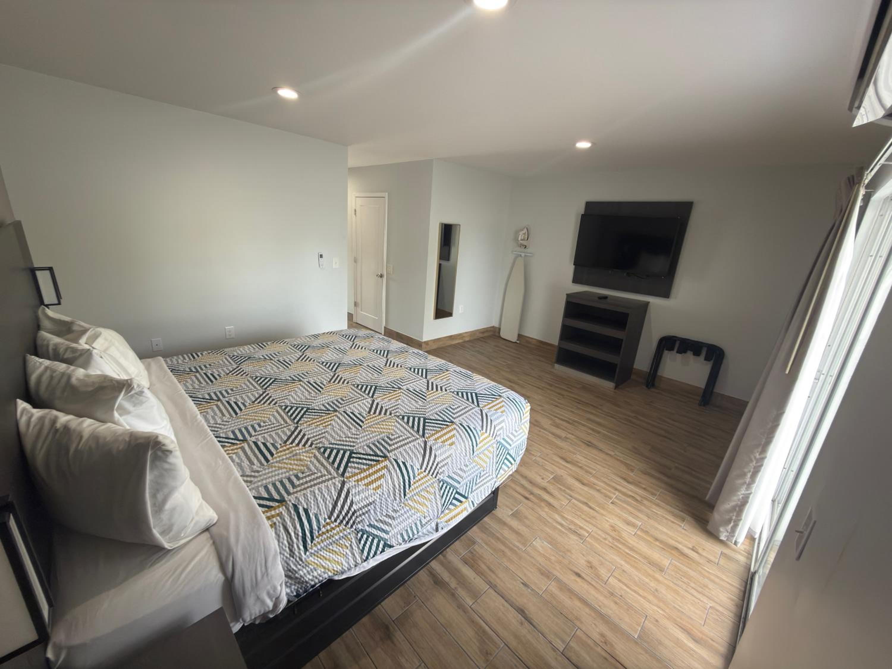 Englewood Inn & Suites