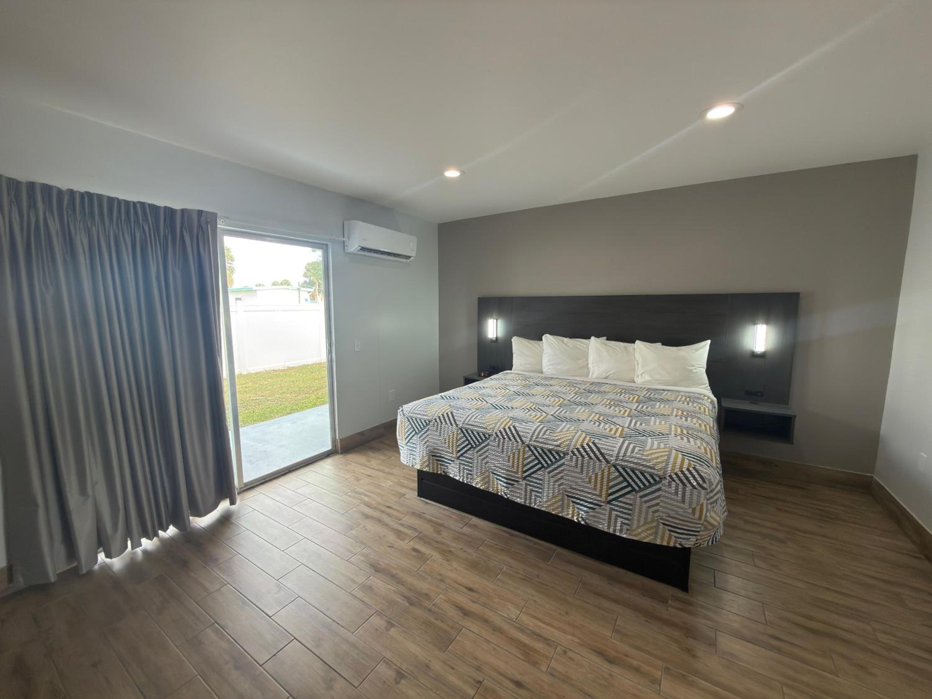 Englewood Inn & Suites