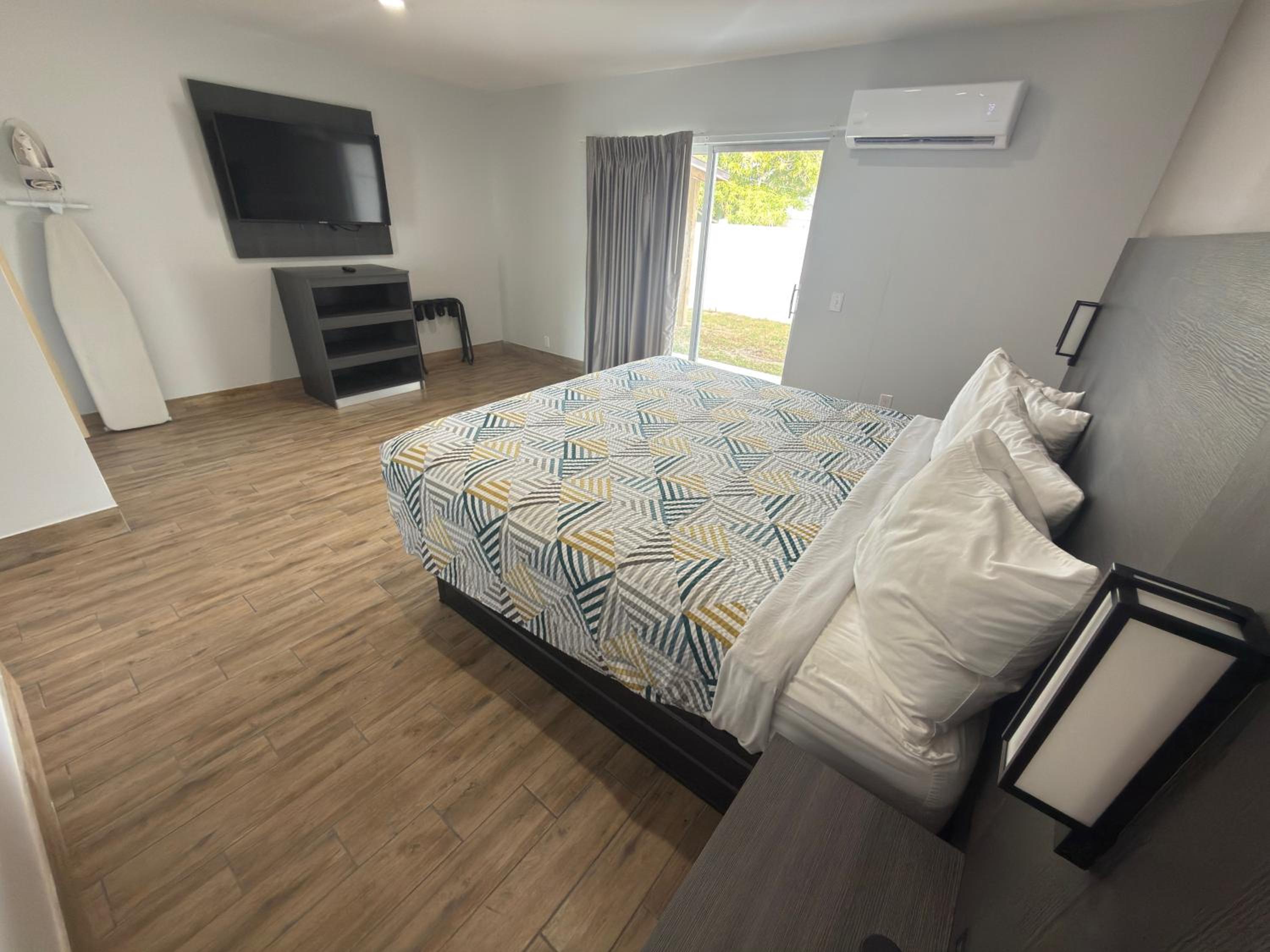 Englewood Inn & Suites