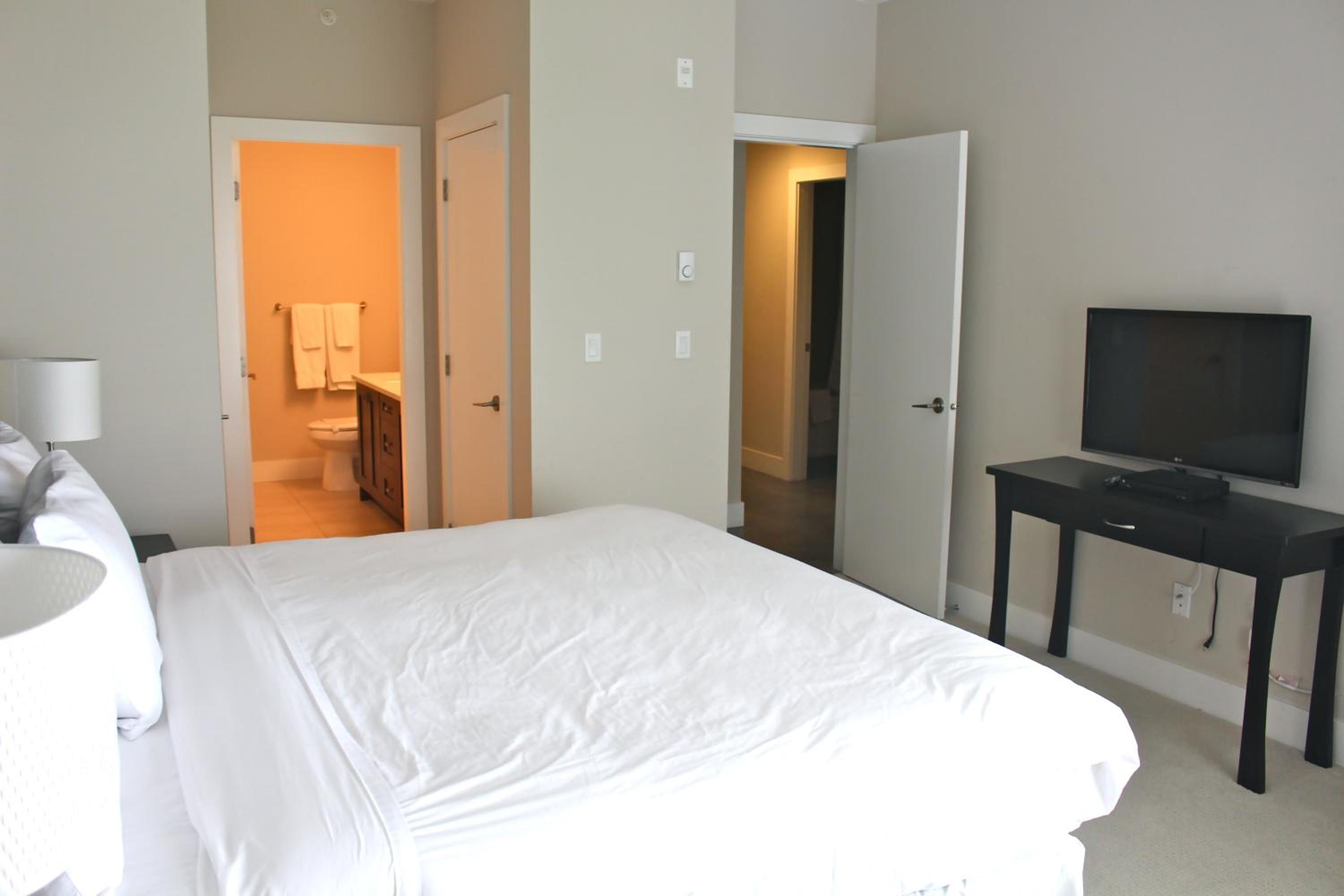 Harrison Lake View Suites