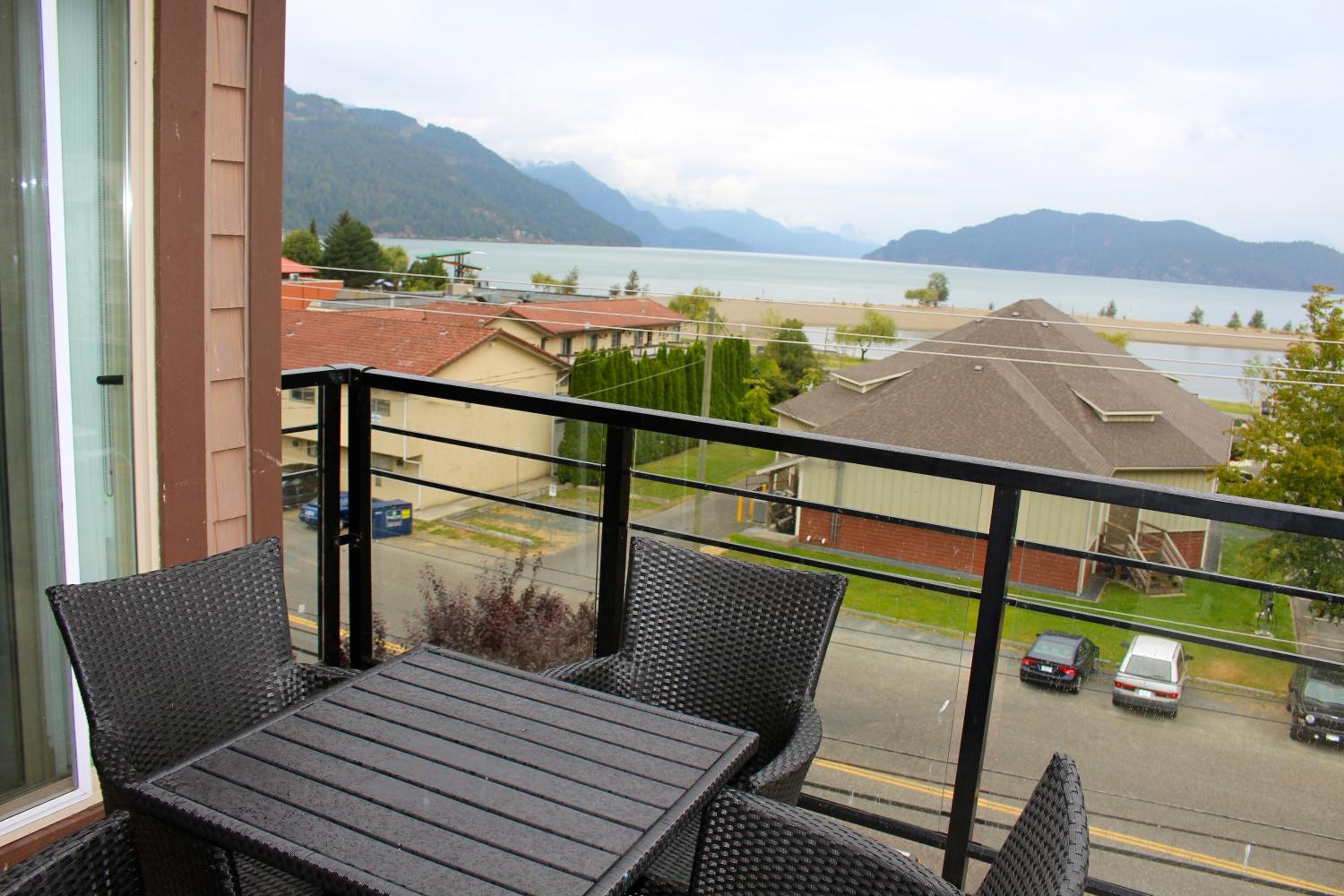 Harrison Lake View Suites