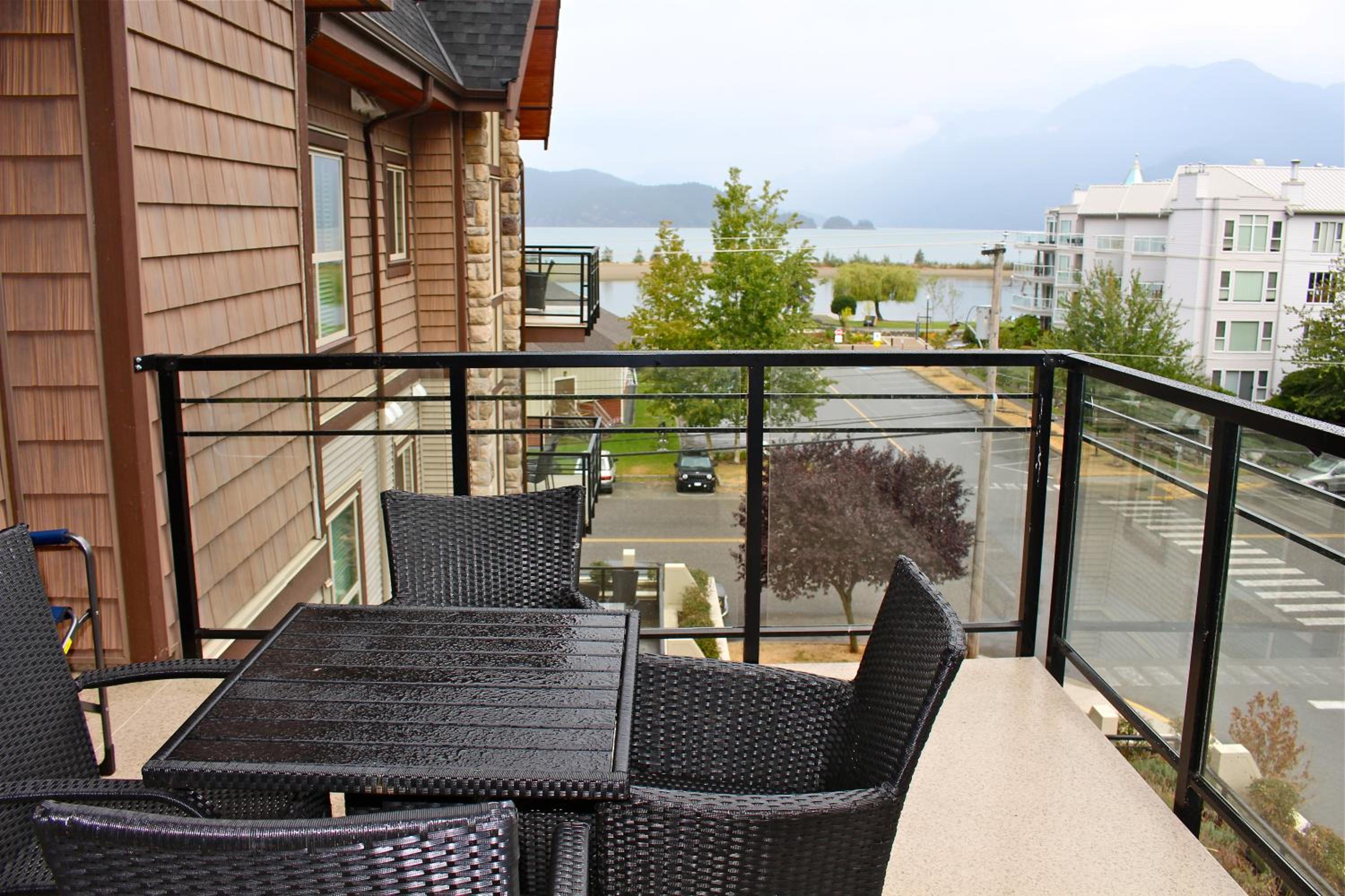 Harrison Lake View Suites