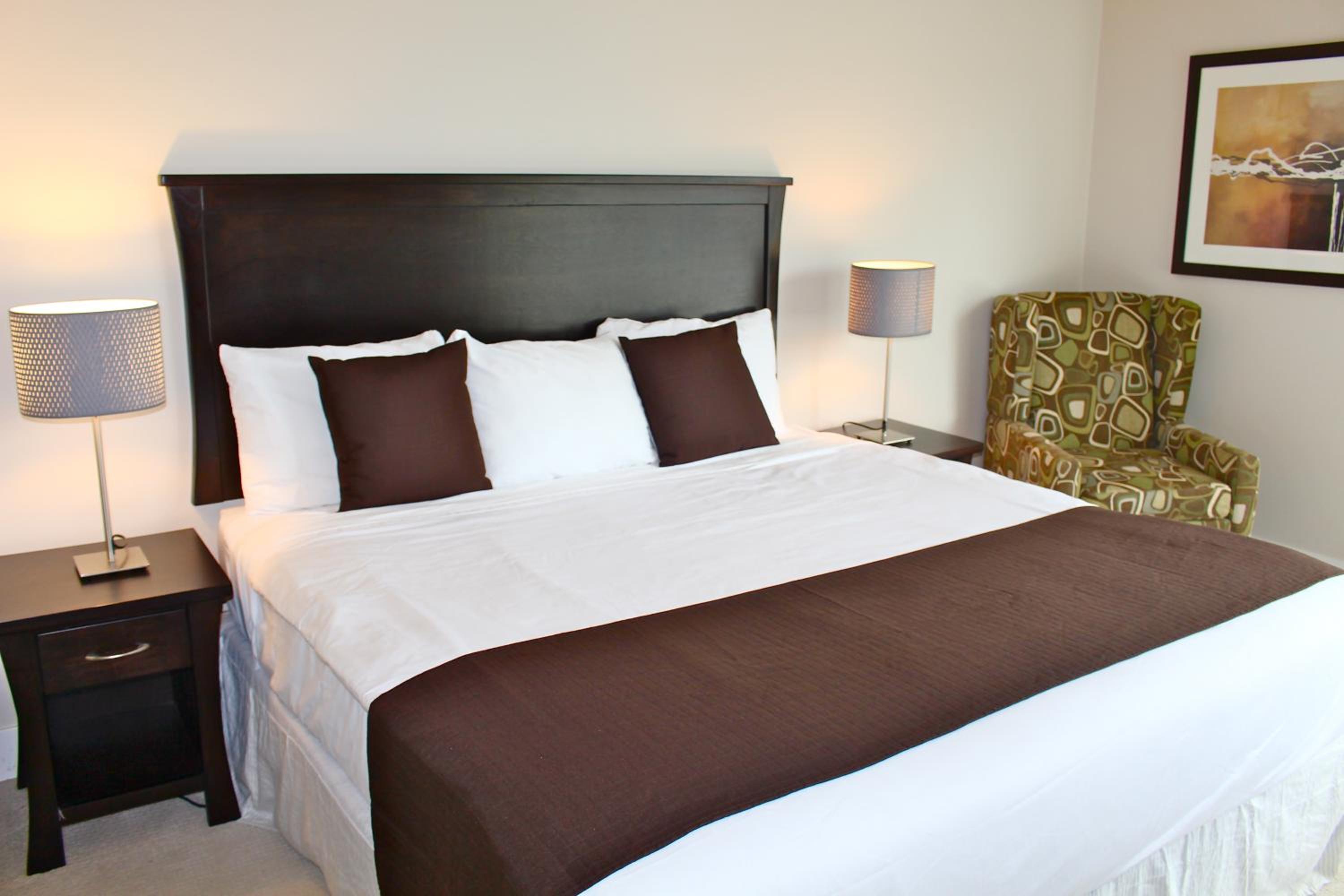 Harrison Lake View Suites