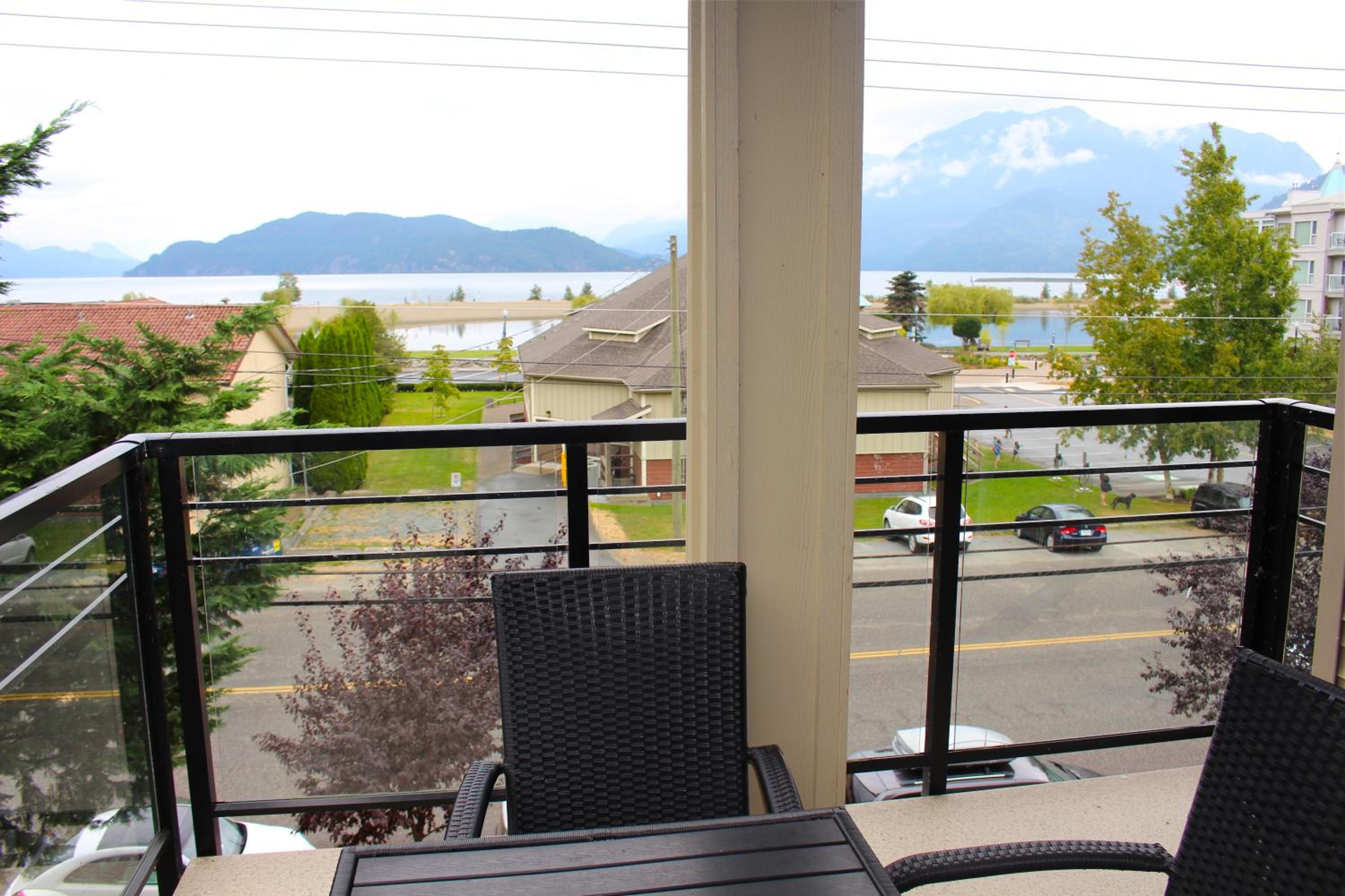 Harrison Lake View Suites