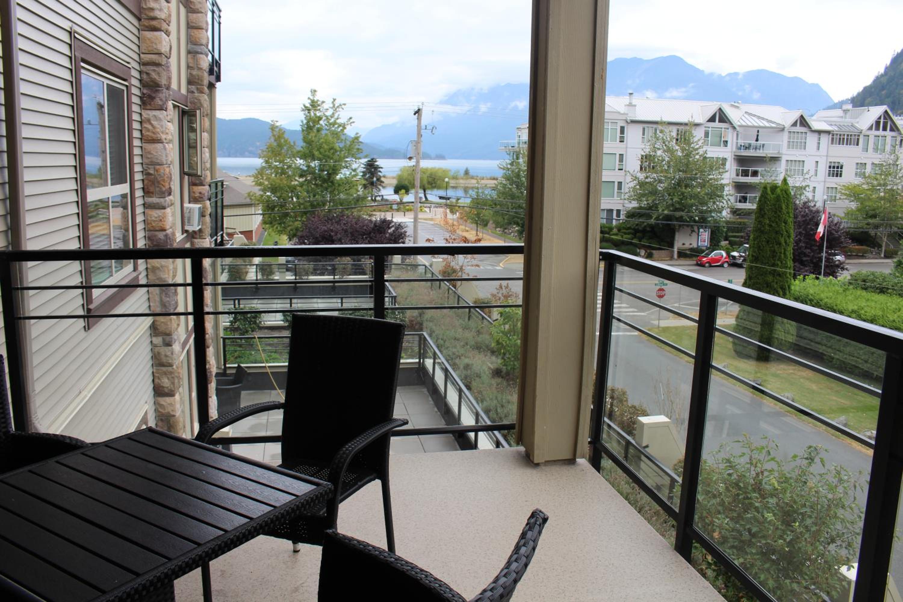 Harrison Lake View Suites