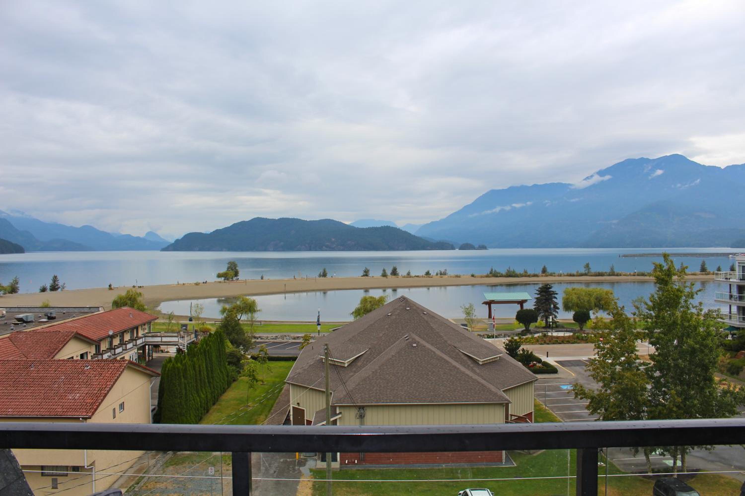 Harrison Lake View Suites