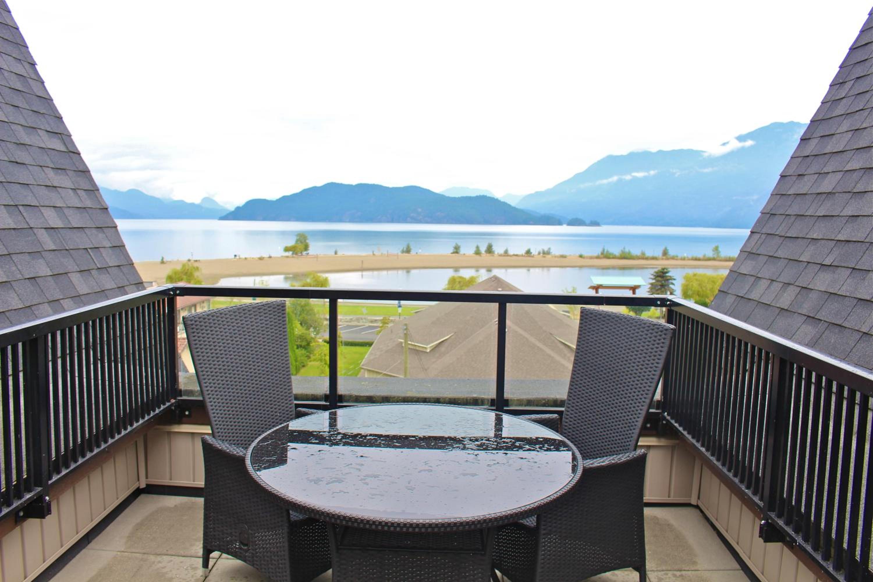 Harrison Lake View Suites