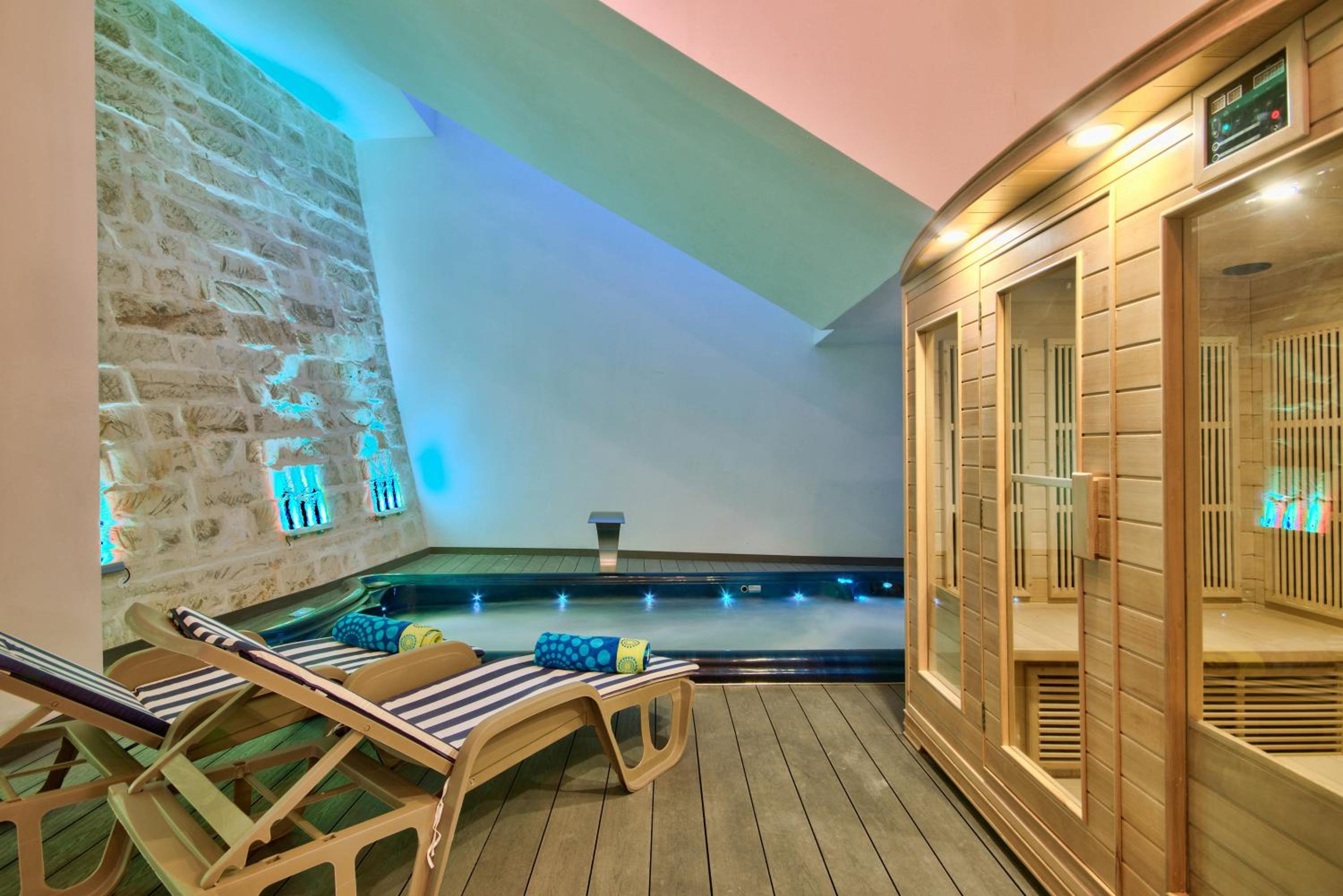 Villa Gaia - Sunset Views, Indoor Heated Pool, Sauna and Games Room view 4