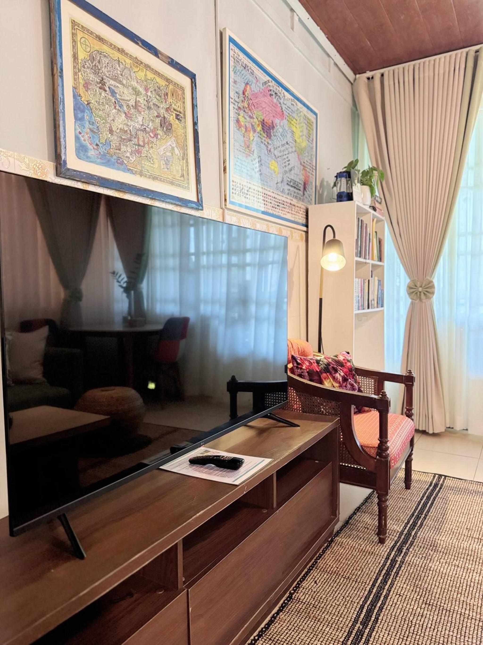 Cozy 1990s Khmer Style Flat in Heart of Tonle Bassac
