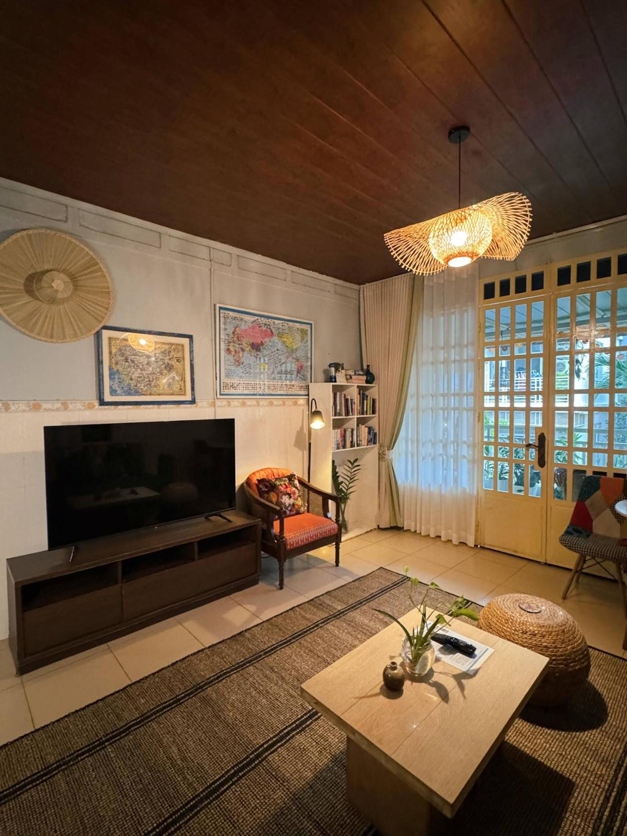 Cozy 1990s Khmer Style Flat in Heart of Tonle Bassac