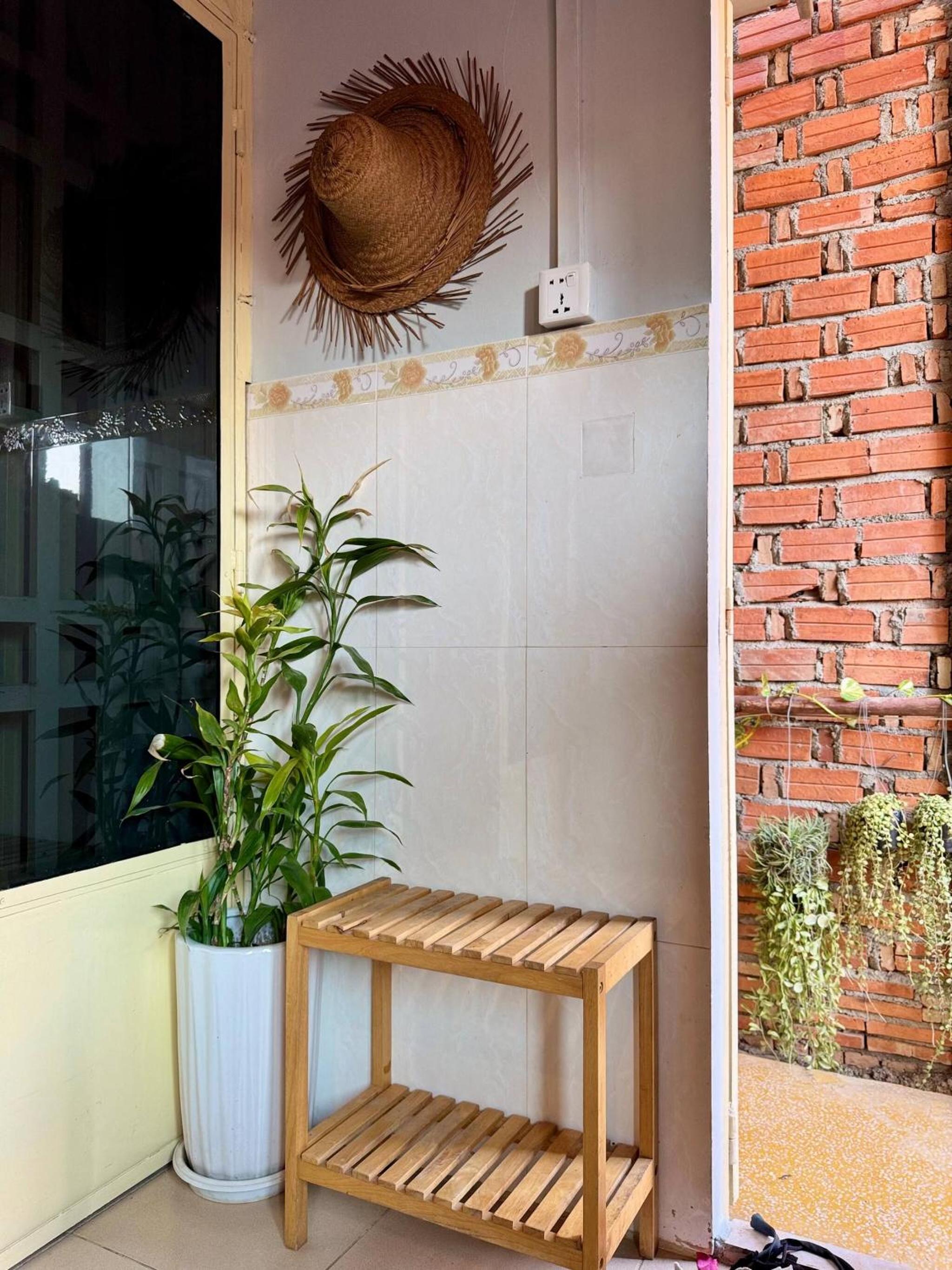 Cozy 1990s Khmer Style Flat in Heart of Tonle Bassac