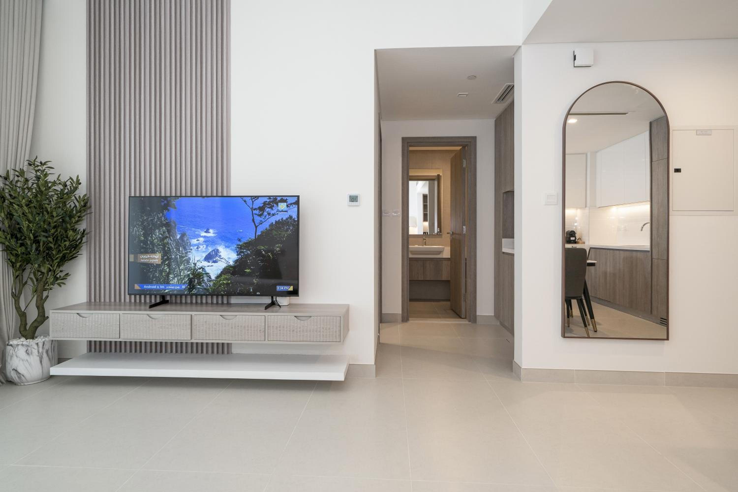Luxury 1BR LIV Marina Modern with Marina View