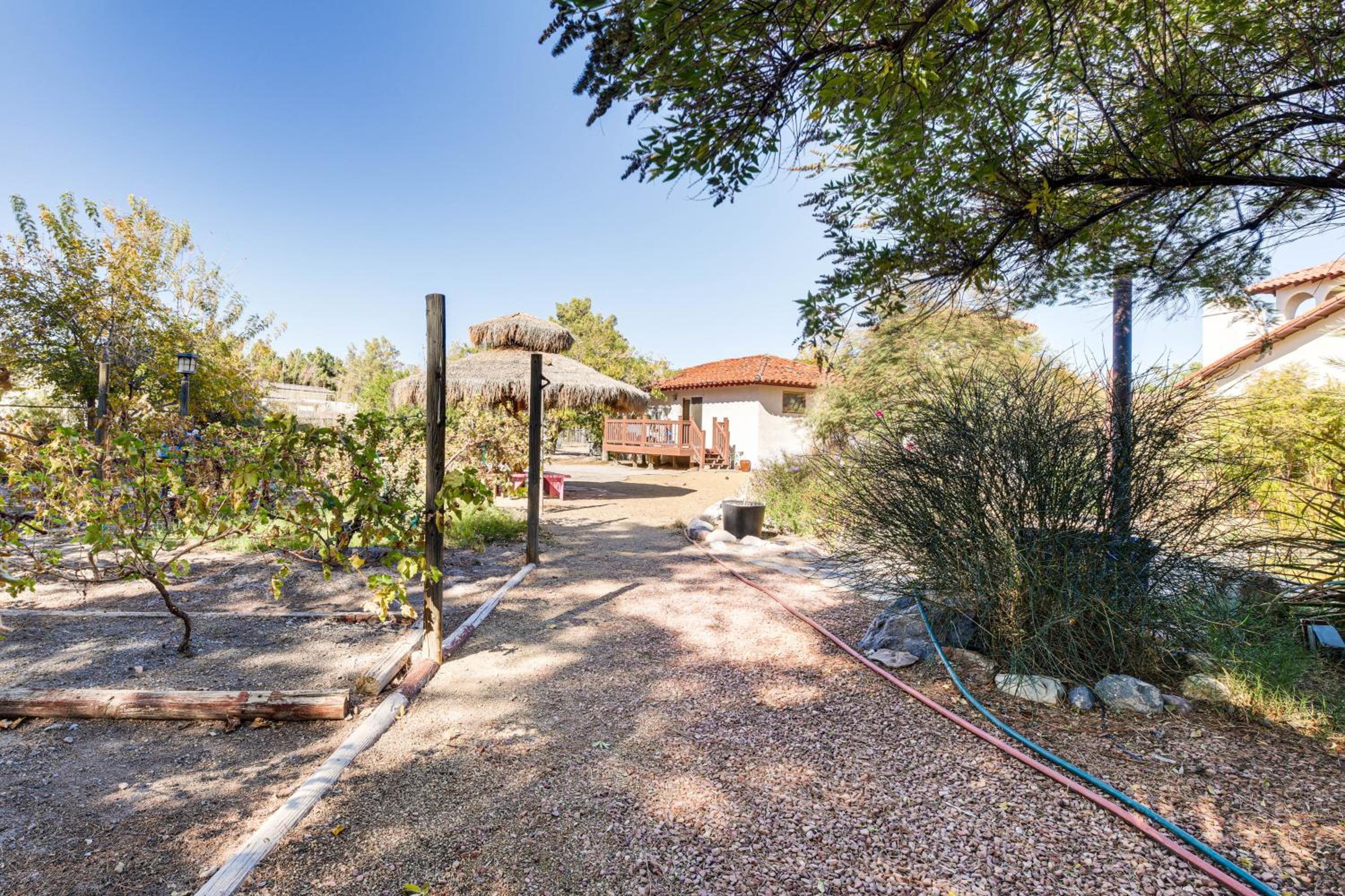 3 Mi to Dtwn Pahrump Romantic Desert Oasis