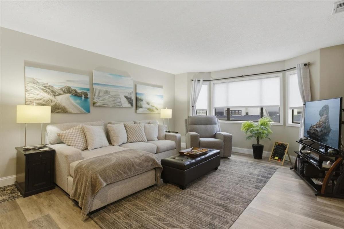 Lakefront Osage Beach Condo + Workspace w/ Pool Views