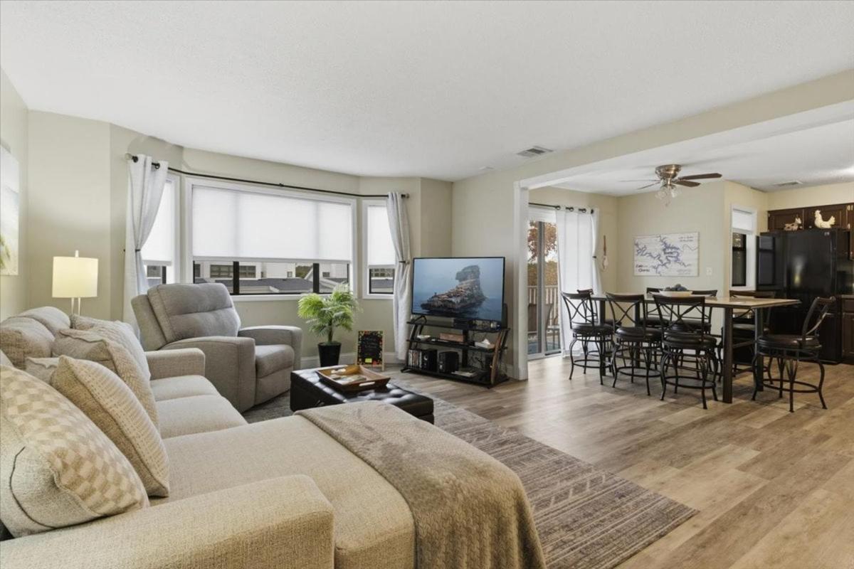 Lakefront Osage Beach Condo + Workspace w/ Pool Views