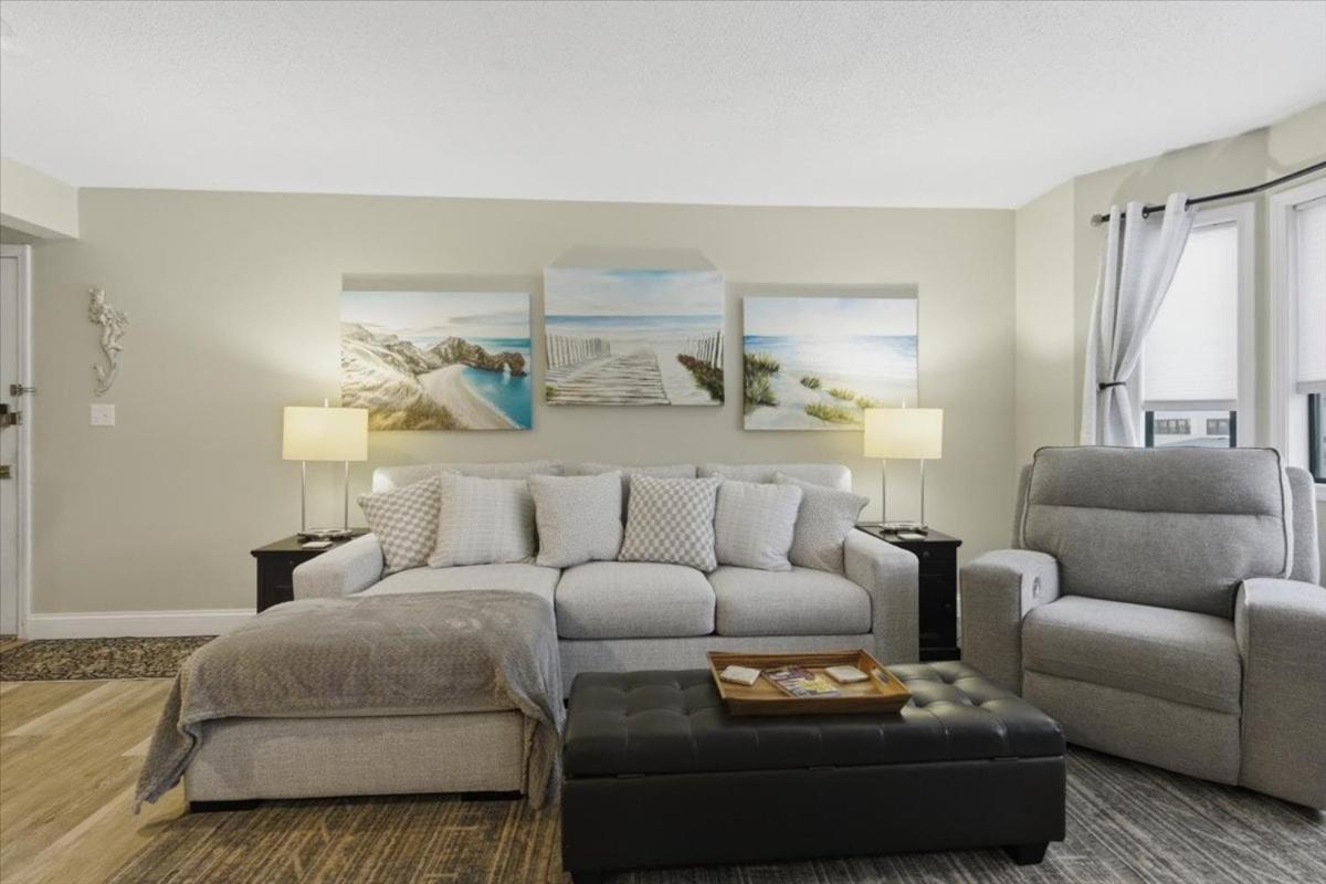 Lakefront Osage Beach Condo + Workspace w/ Pool Views