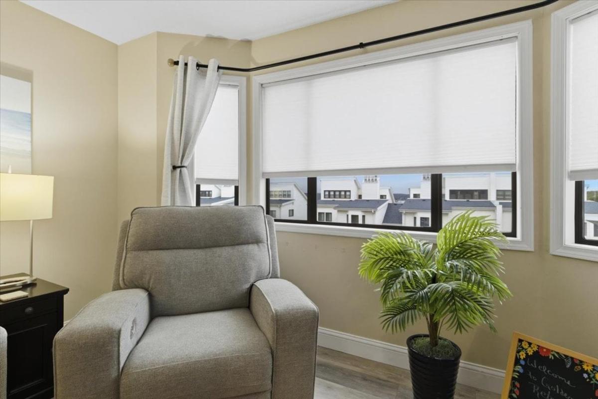 Lakefront Osage Beach Condo + Workspace w/ Pool Views
