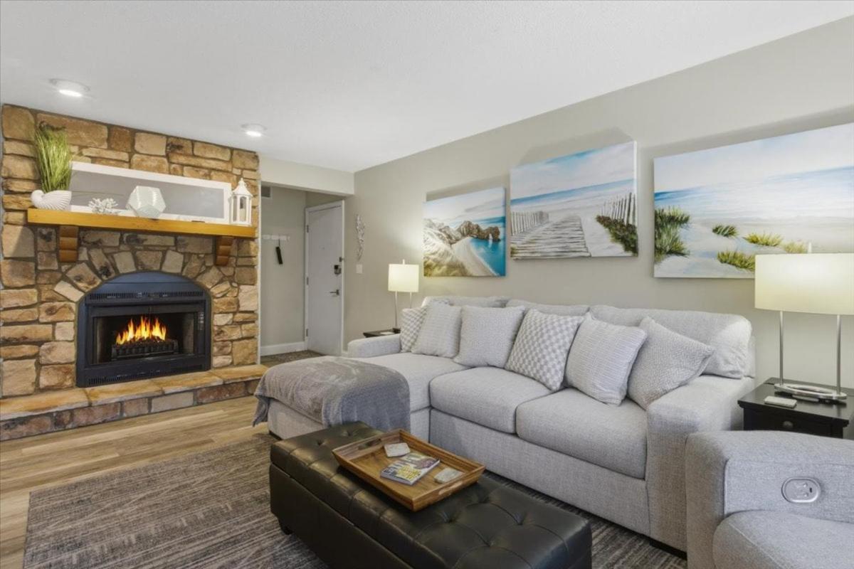 Lakefront Osage Beach Condo + Workspace w/ Pool Views