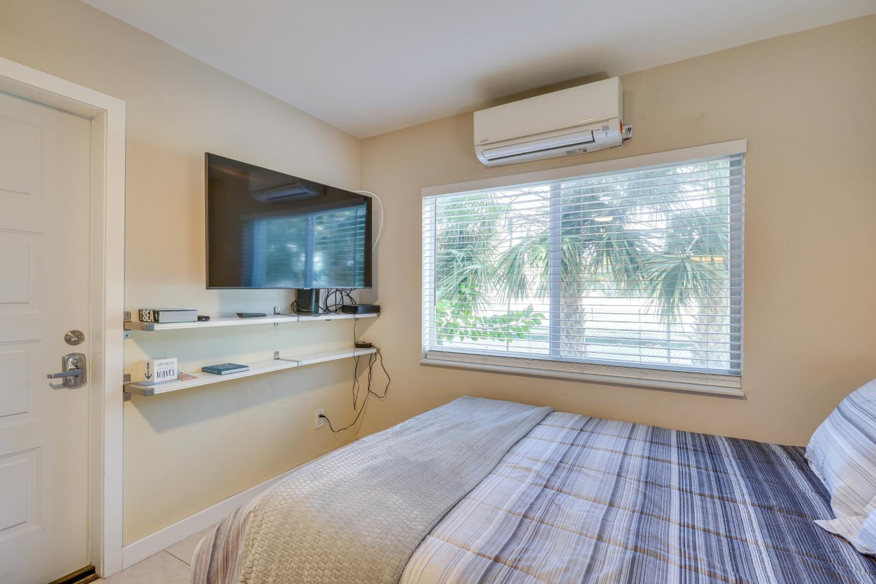1 Mi to Pompano Beach Pier Pet-Friendly Studio!