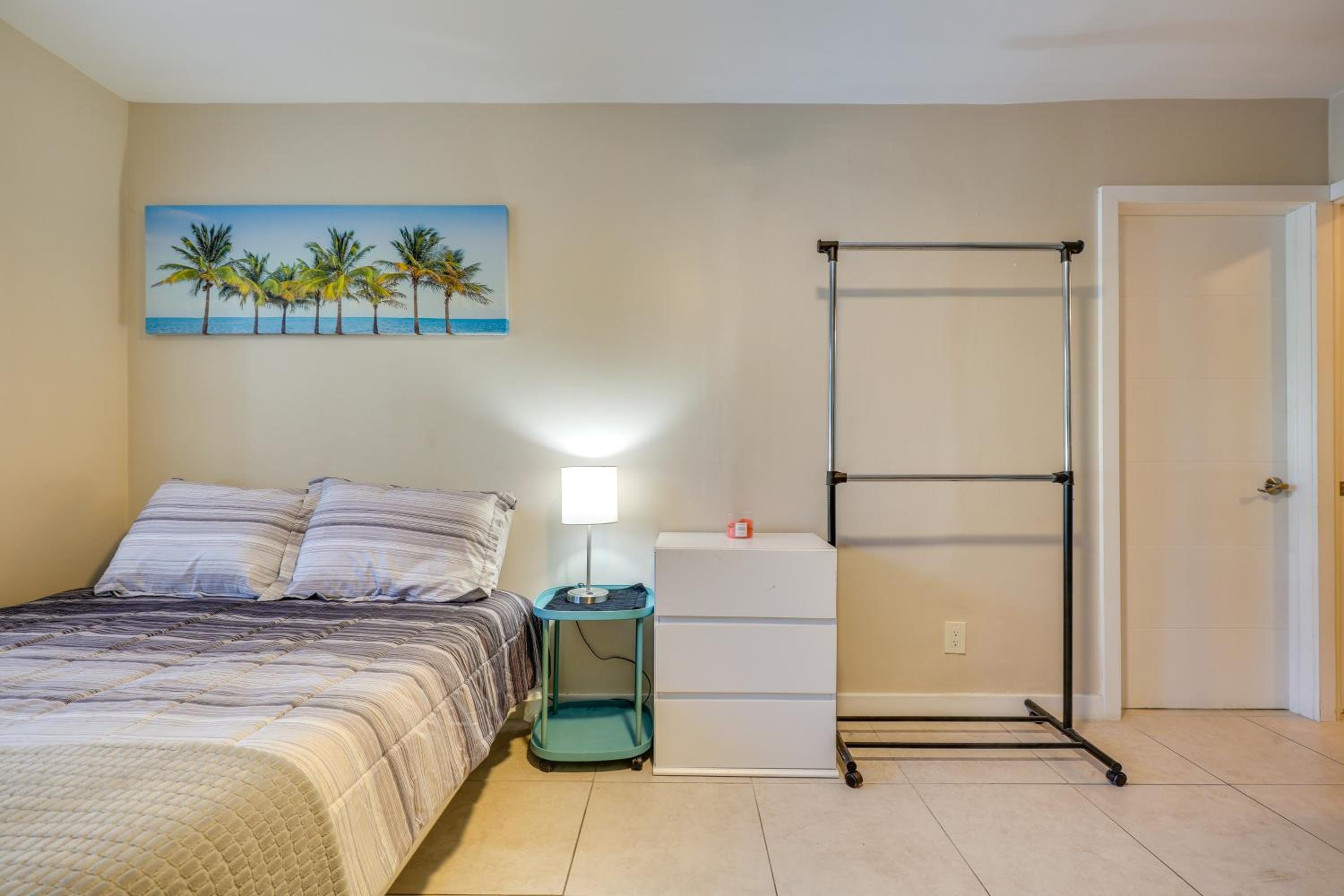 1 Mi to Pompano Beach Pier Pet-Friendly Studio!