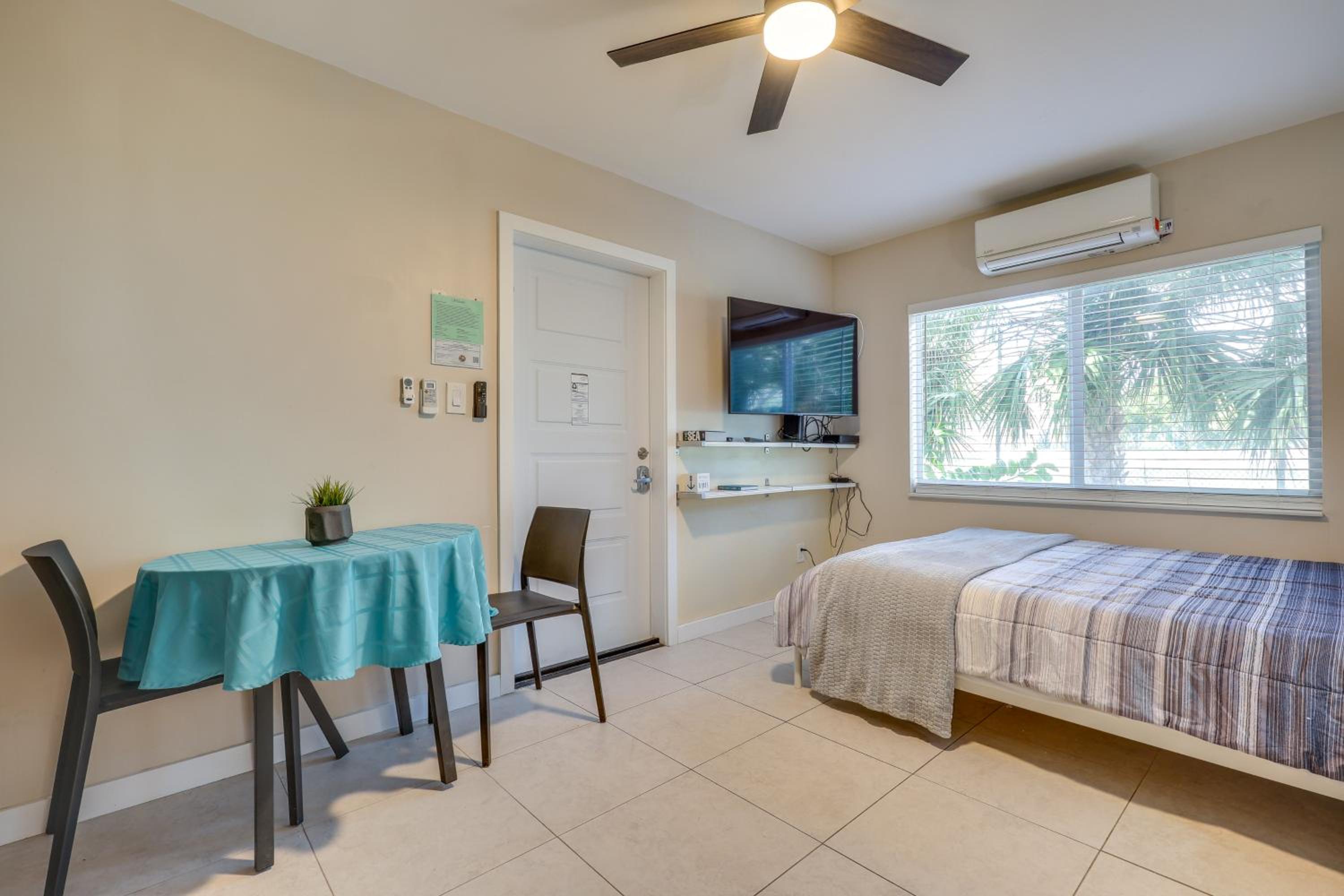 1 Mi to Pompano Beach Pier Pet-Friendly Studio!