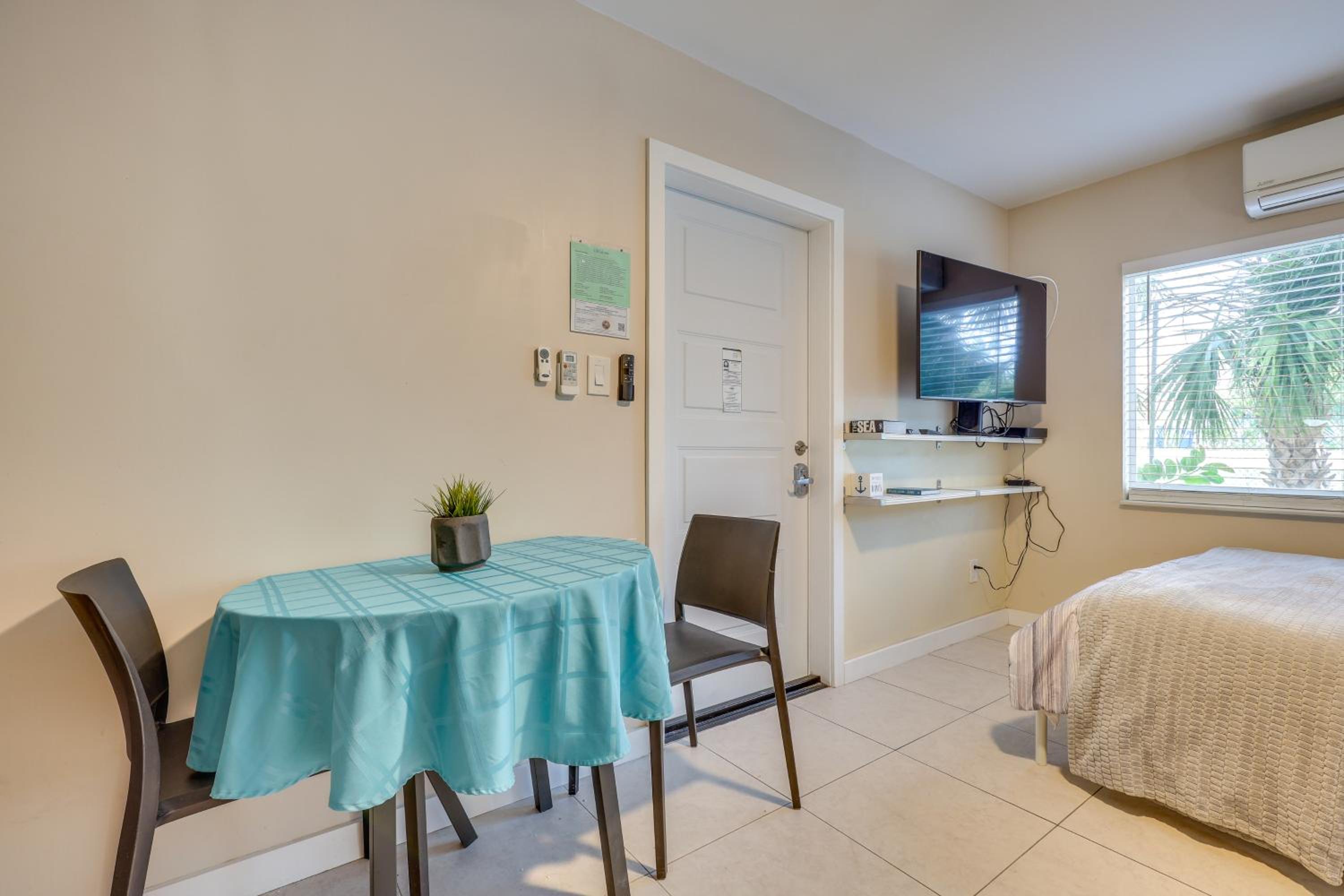 1 Mi to Pompano Beach Pier Pet-Friendly Studio!
