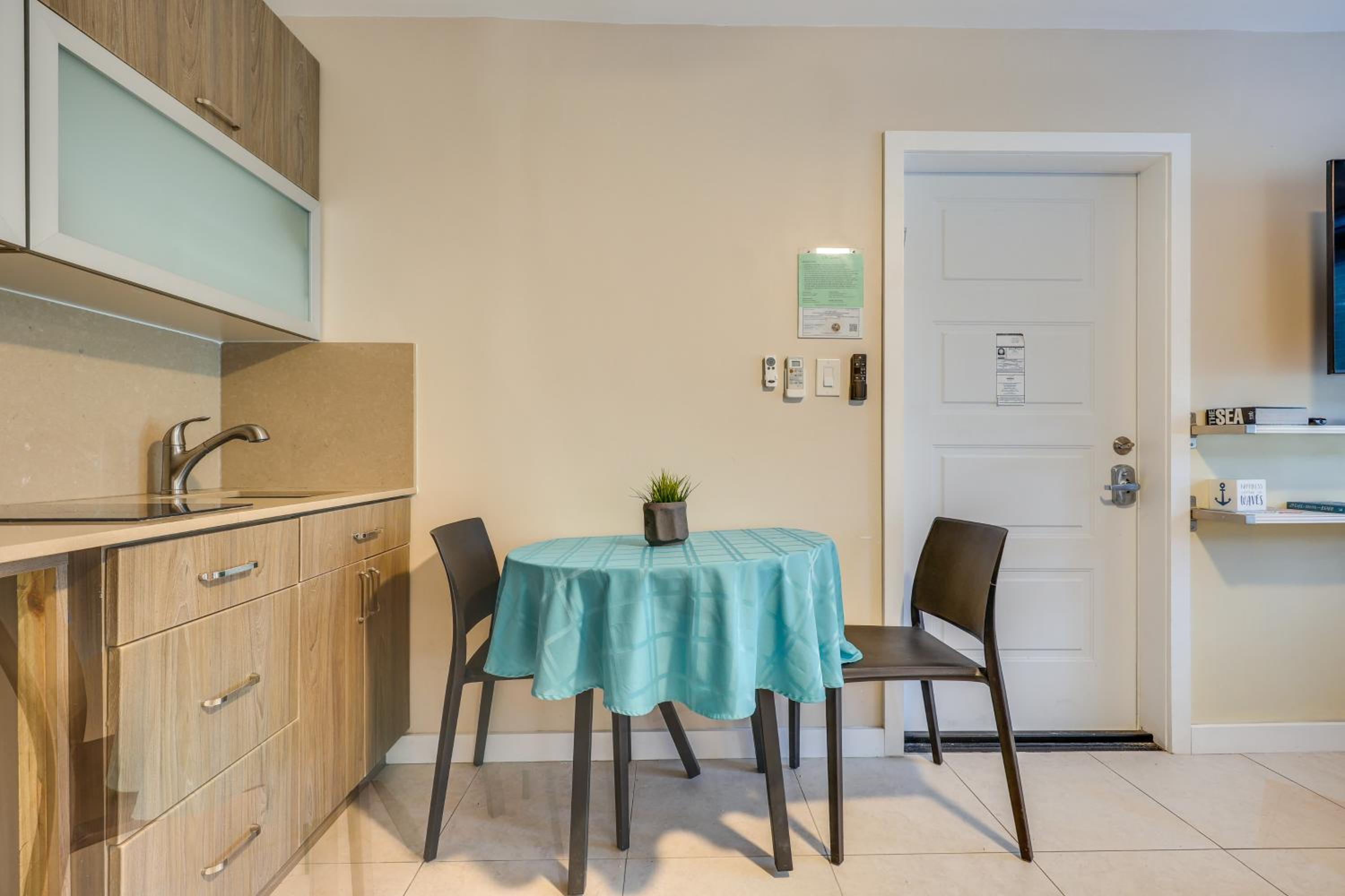 1 Mi to Pompano Beach Pier Pet-Friendly Studio!