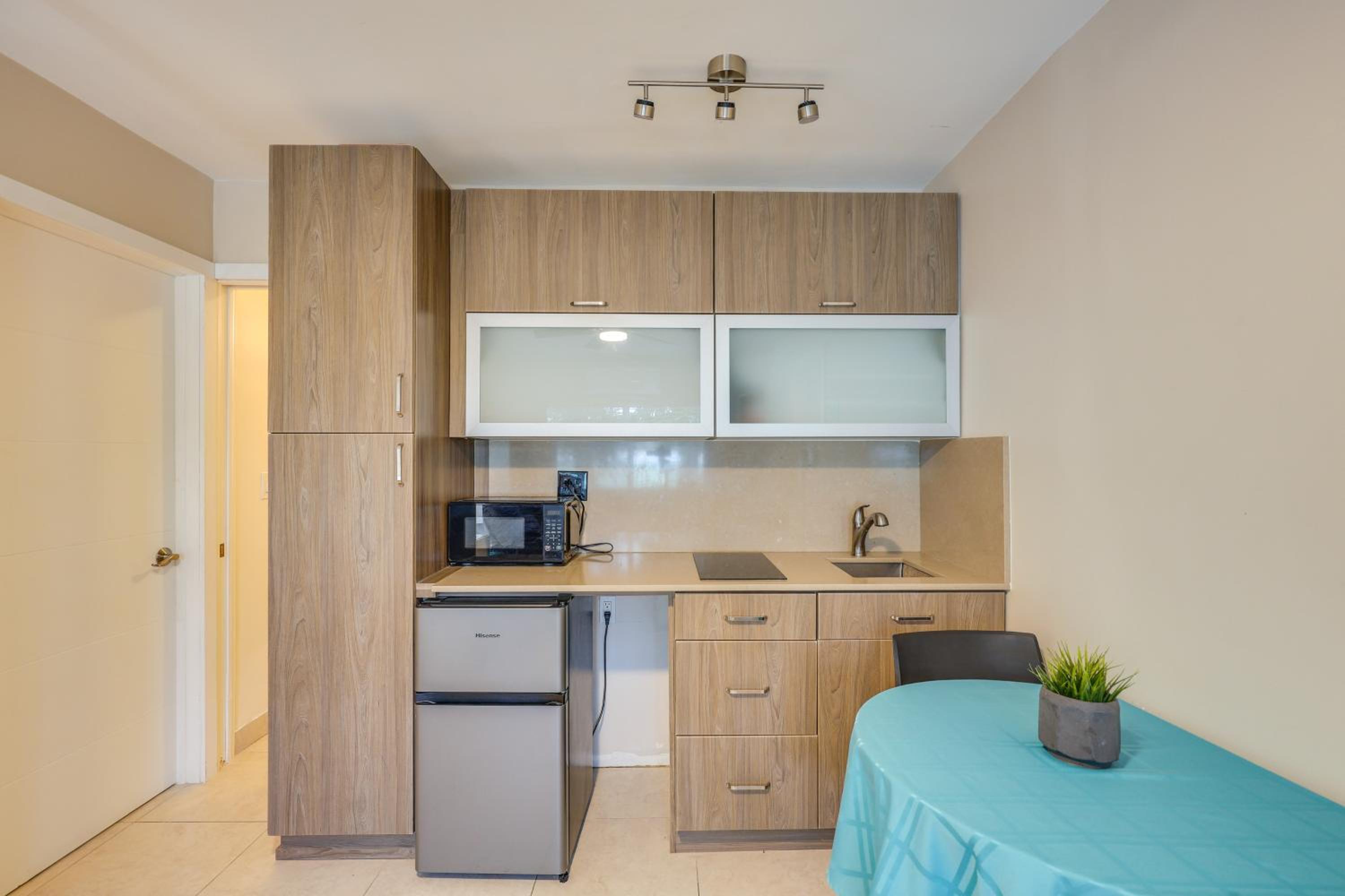 1 Mi to Pompano Beach Pier Pet-Friendly Studio!