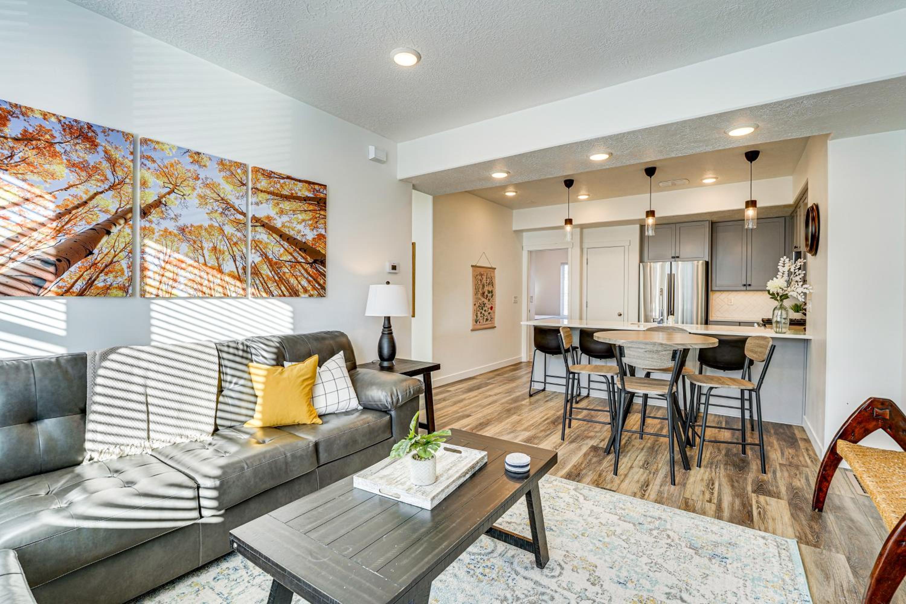 7 Mi to Park City Mtn! Multi-Level Unit with Balcony