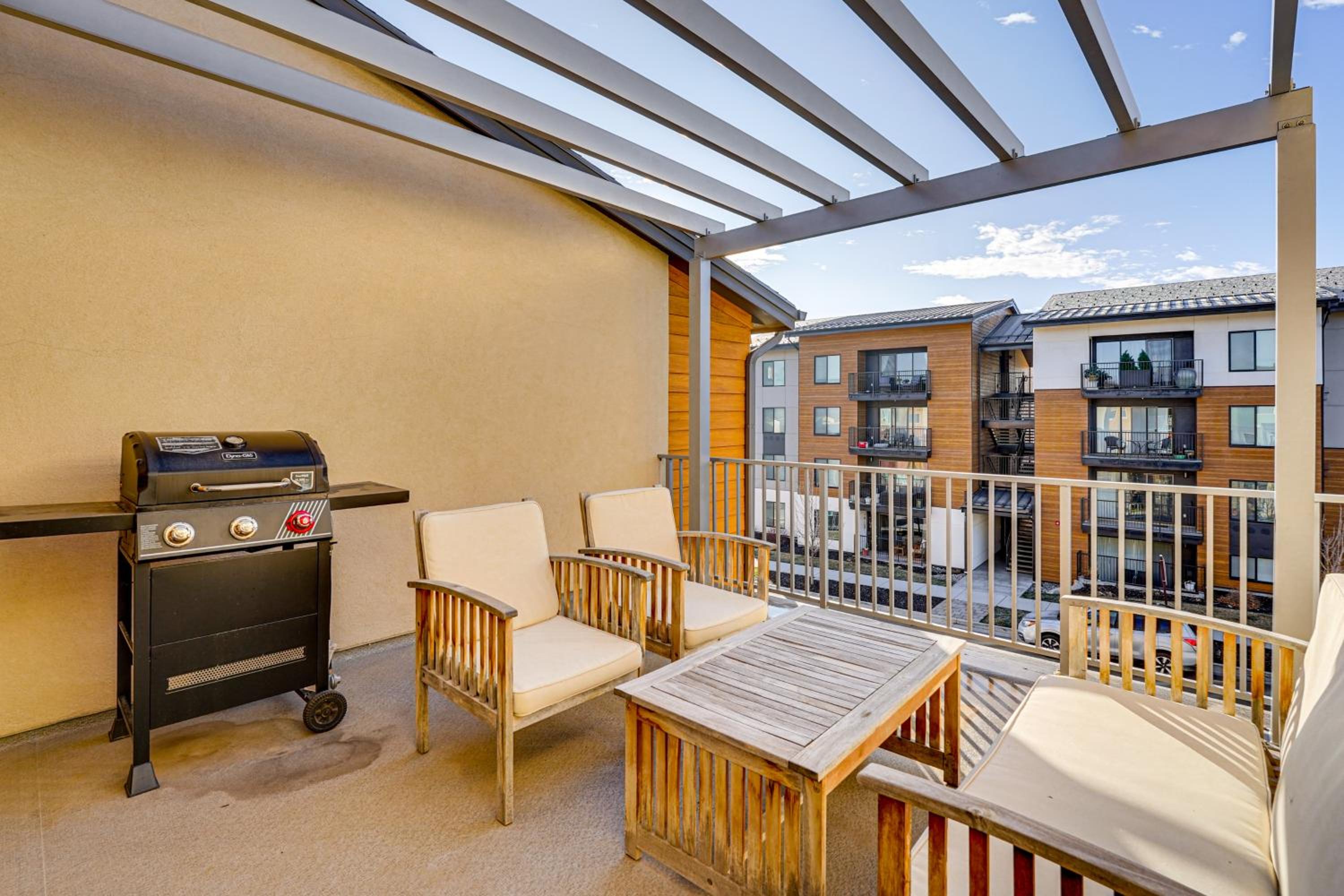 7 Mi to Park City Mtn! Multi-Level Unit with Balcony
