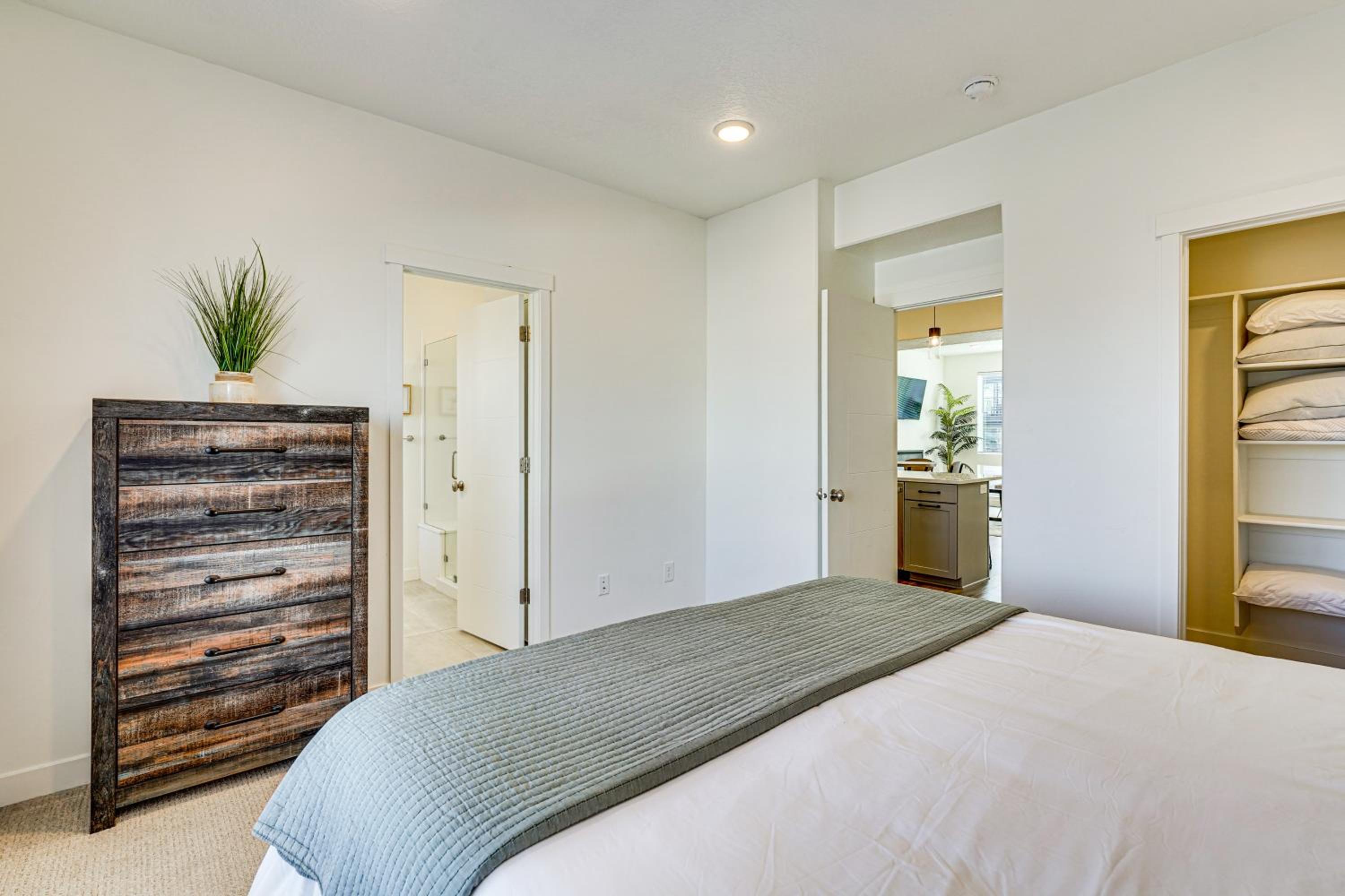 7 Mi to Park City Mtn! Multi-Level Unit with Balcony