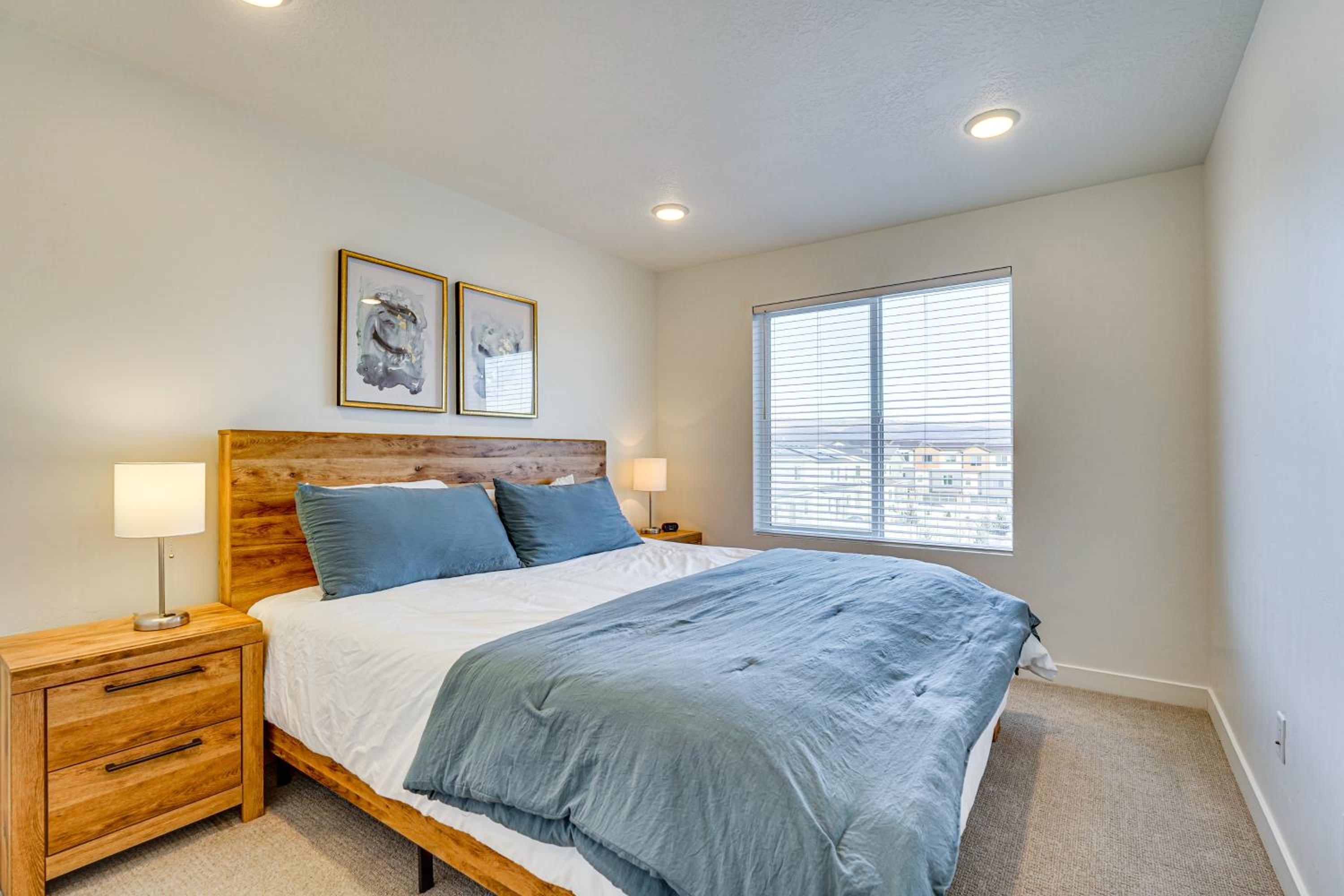7 Mi to Park City Mtn! Multi-Level Unit with Balcony
