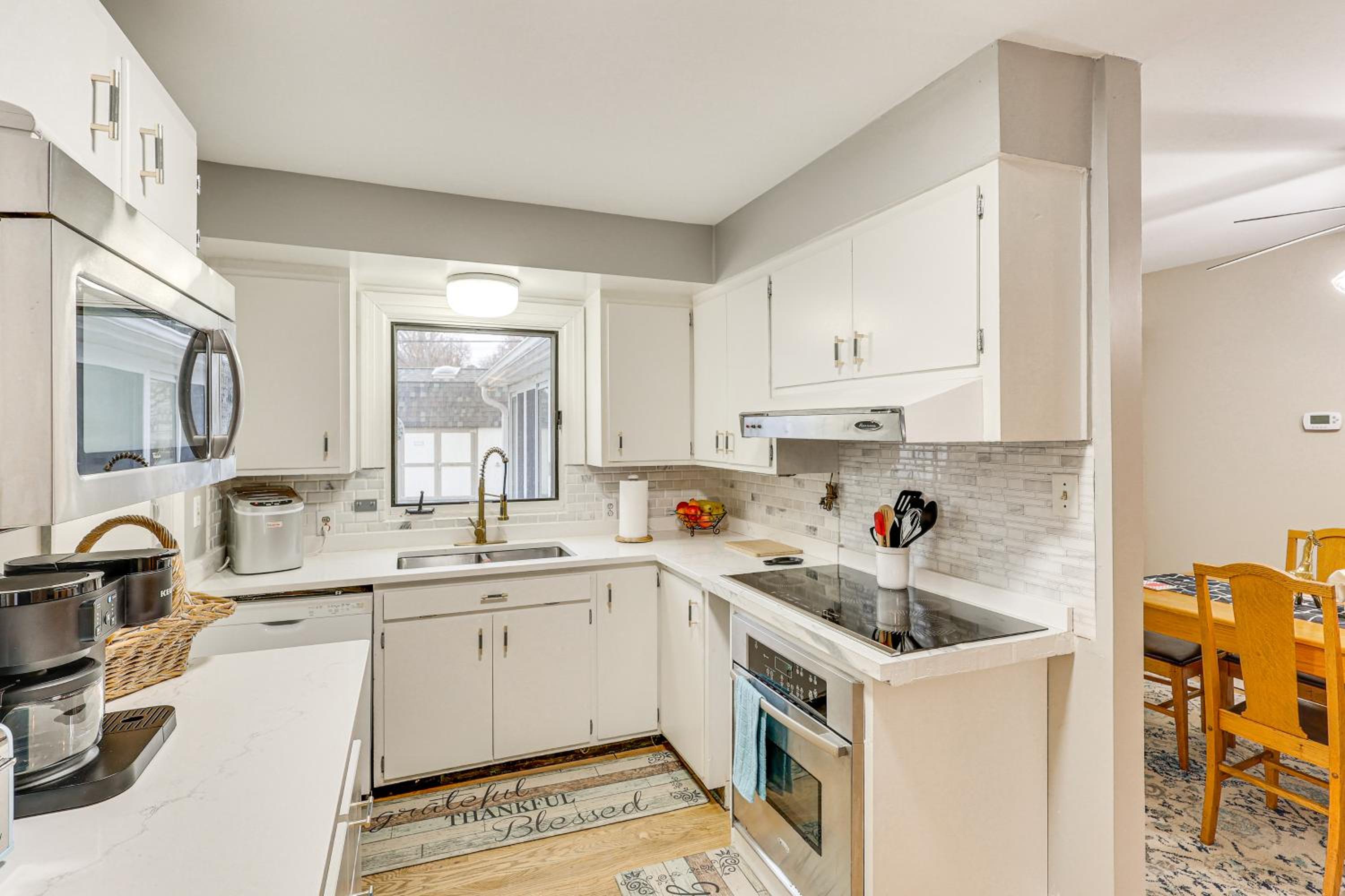6 Mi to Dtwn Cozy Omaha Apt with Private Yard!