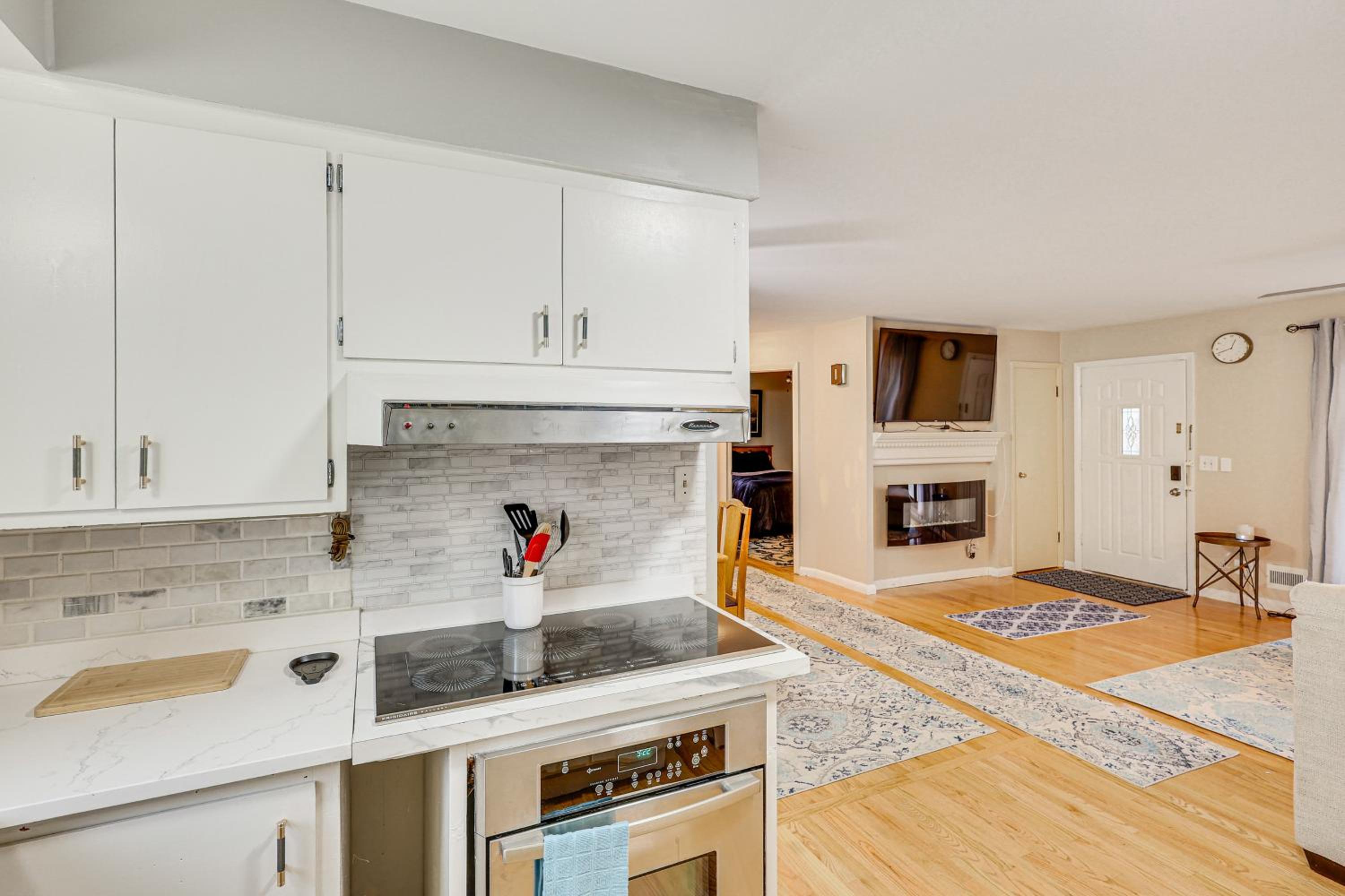 6 Mi to Dtwn Cozy Omaha Apt with Private Yard!