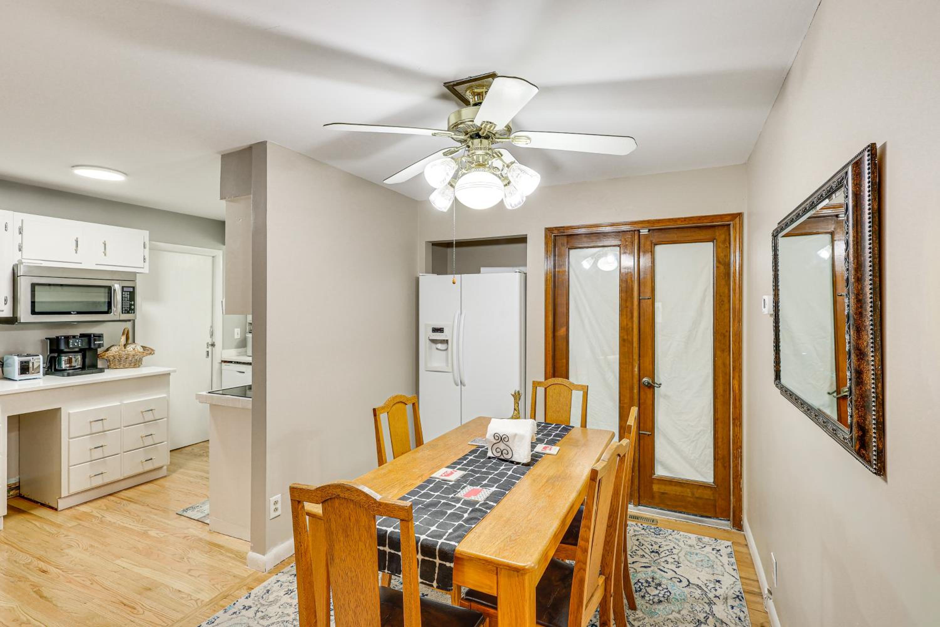 6 Mi to Dtwn Cozy Omaha Apt with Private Yard!