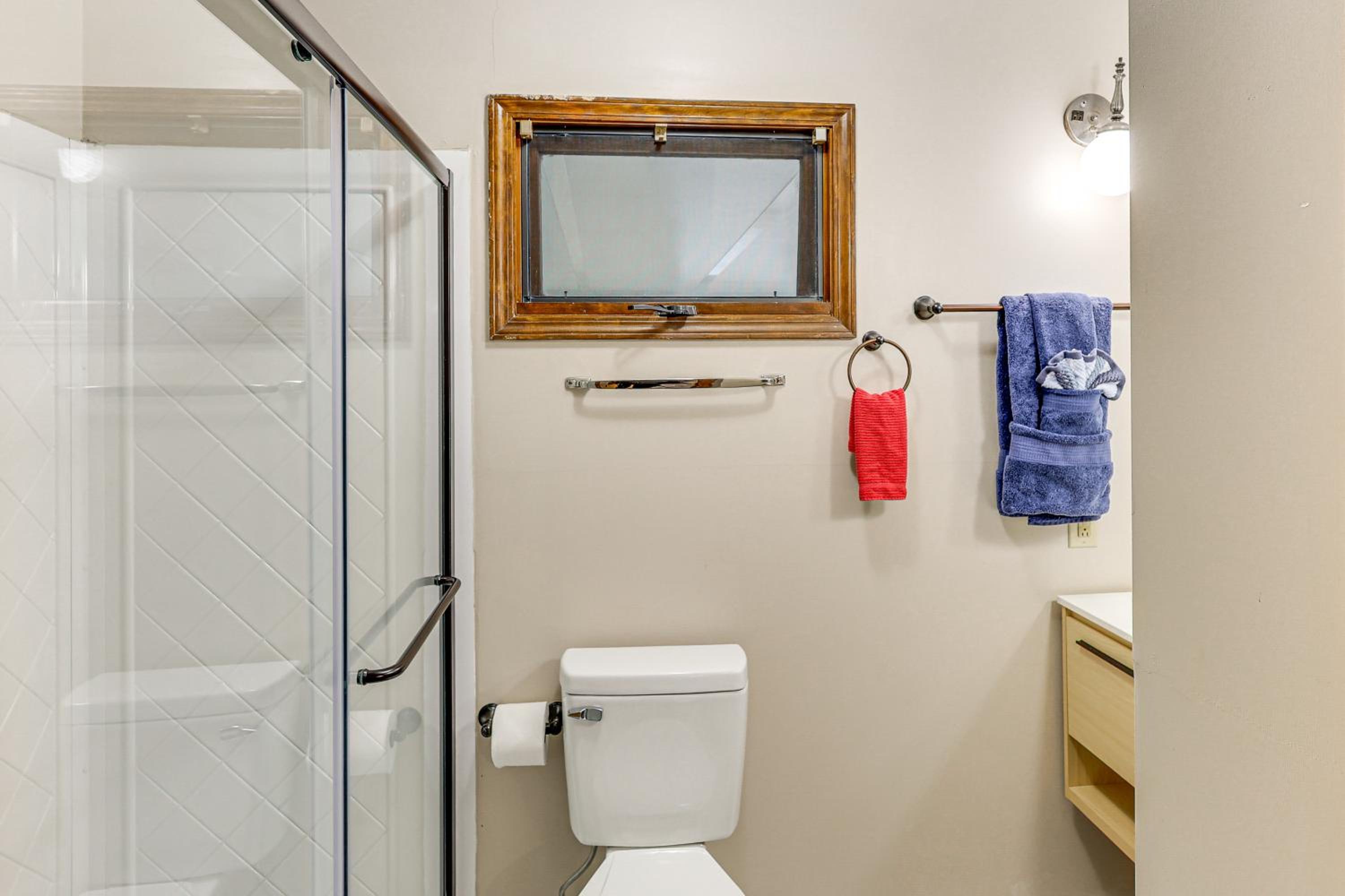 6 Mi to Dtwn Cozy Omaha Apt with Private Yard!